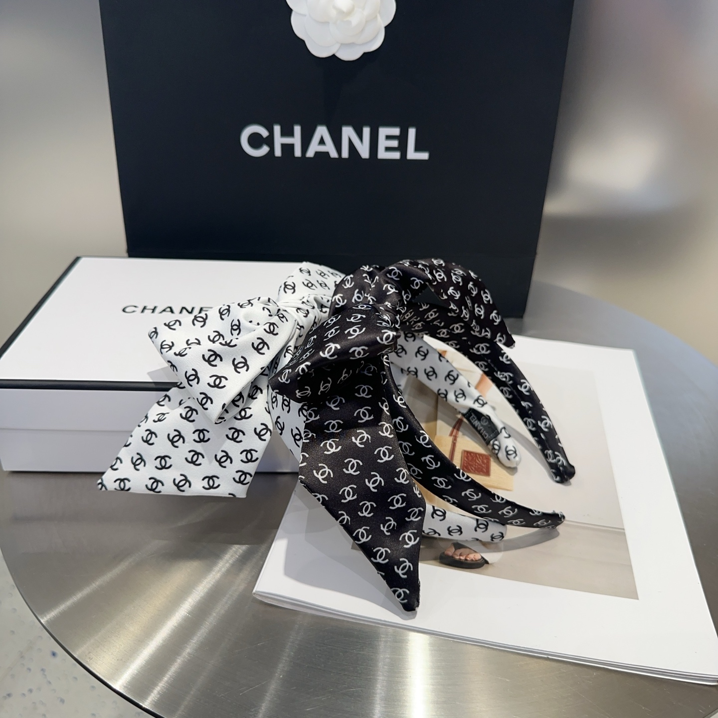 NO:301151,P heavy star Chanel (Chanel) latest popular small fragrant hairband, super quality!  The exquisite and elegant lady looks over and it is very worth buying a hairpin, hairpin, chanel, chanel, hairpin19860909P 重磅星级 Chanel（香奈儿）最新爆款小香发箍,质量超级的好！精致优雅的小姐姐看过来,非常值得入手一款发夹,发夹,chanel,chanel,hairpins,accessory