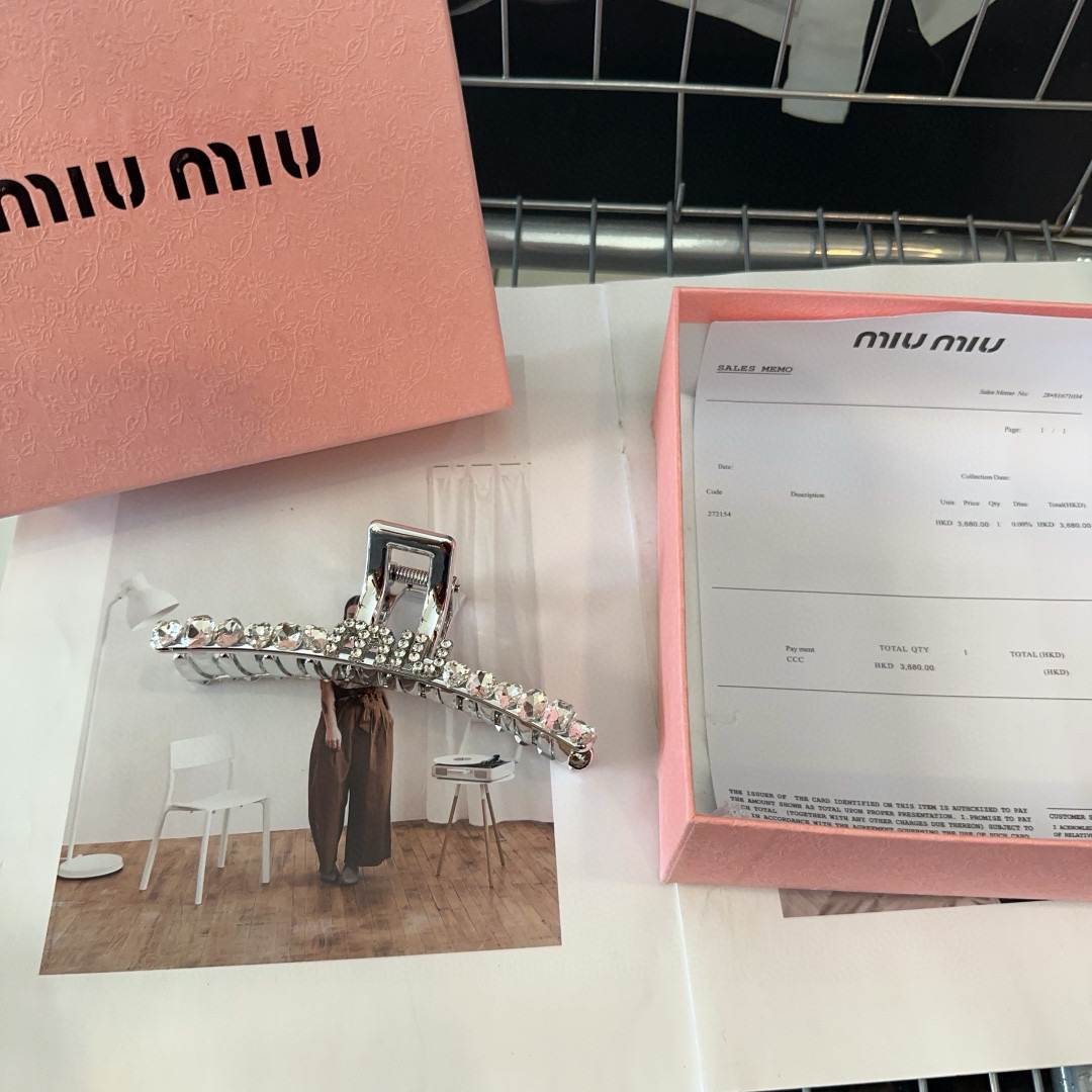 NO:301161,P with packaging box Miumiu new grab clip, super flashing rhinestone!  Simple and elegant, worth buying!  hairpins, hairpins, miumiu, hairpins19860909P 配包装盒 miumiu新款抓夹,超闪水钻！简单优雅,值得入手！发夹,发夹,miumiu,hairpins,accessory