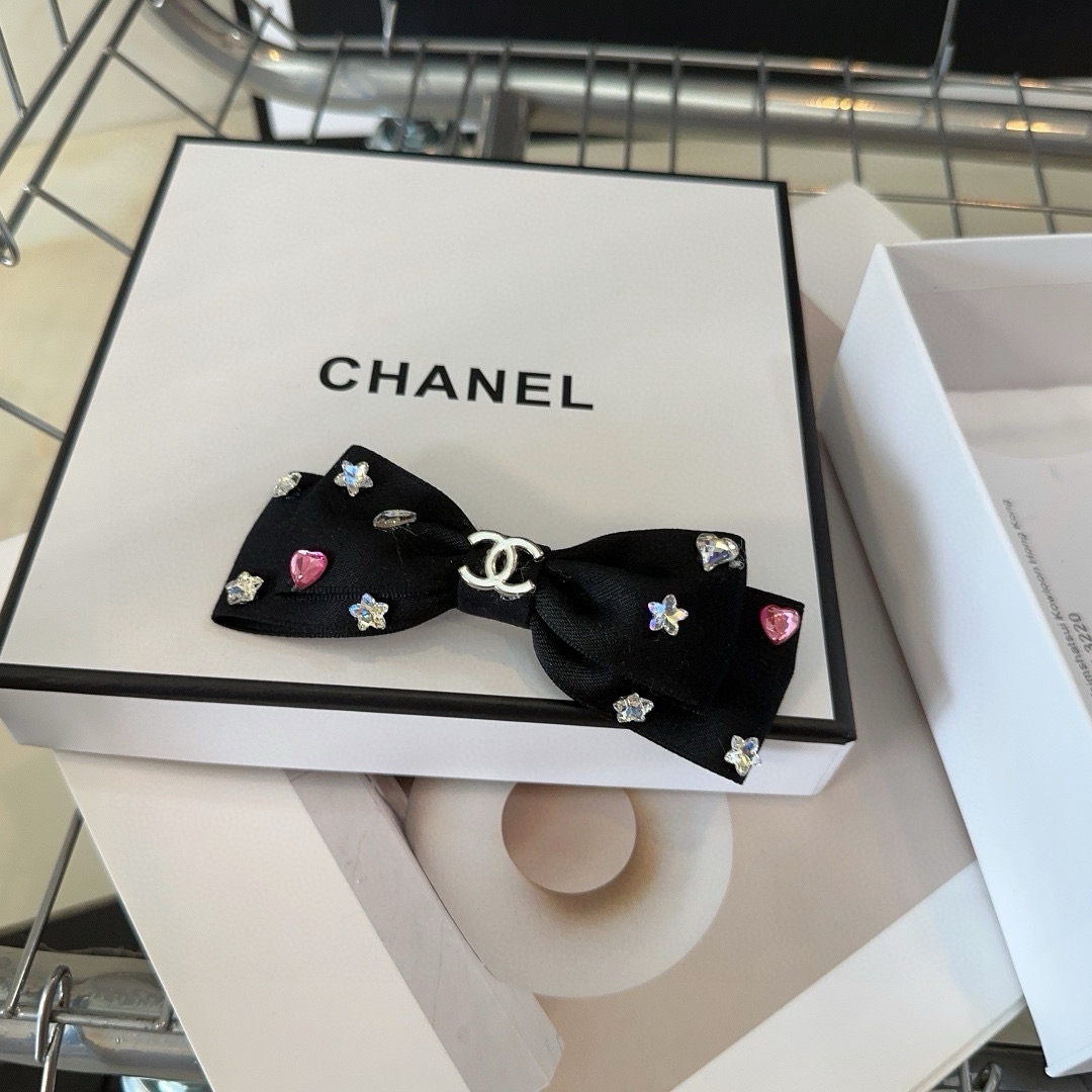 NO:301163,P with packaging box Chanel (Chanel) latest small-flavor hot duckbill clip, super beautiful!  A very famous lady style, a must-have for a little fairy... Hairpins, hairpins, chanel, chanel, hairpins19860909P 配包装盒 Chanel (香奈儿)最新款小香爆款鸭嘴夹,超级好看！名媛范儿十足,小仙女必备…发夹,发夹,chanel,chanel,hairpins,accessory