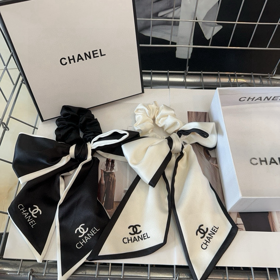 NO:301167,P with packaging box Chanel's latest small fragrance hair ring, super beautiful!  A very famous lady style, a must-have for a little fairy... Hairpins, hairpins, chanel, chanel, hairpins19860909P 配包装盒 Chanel (香奈儿)最新款小香发圈,超级好看！名媛范儿十足,小仙女必备…发夹,发夹,chanel,chanel,hairpins,accessory