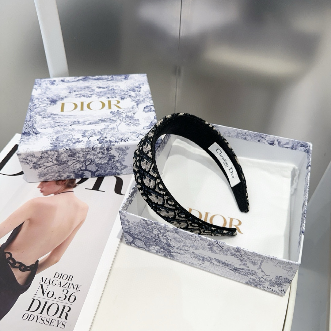 NO:301164,P with packaging box Dior new CD classic letter headband, simple and practical, fashionable and trendy.  Very good looking!  A must-have for fairies...hairpins, hairpins, dior, dior, hairpins19860909P 配包装盒 Dior（迪奥）新款CD经典字母发箍,简单实用 时尚潮流．非常好看！小仙女必备…发夹,发夹,dior,dior,hairpins,accessory