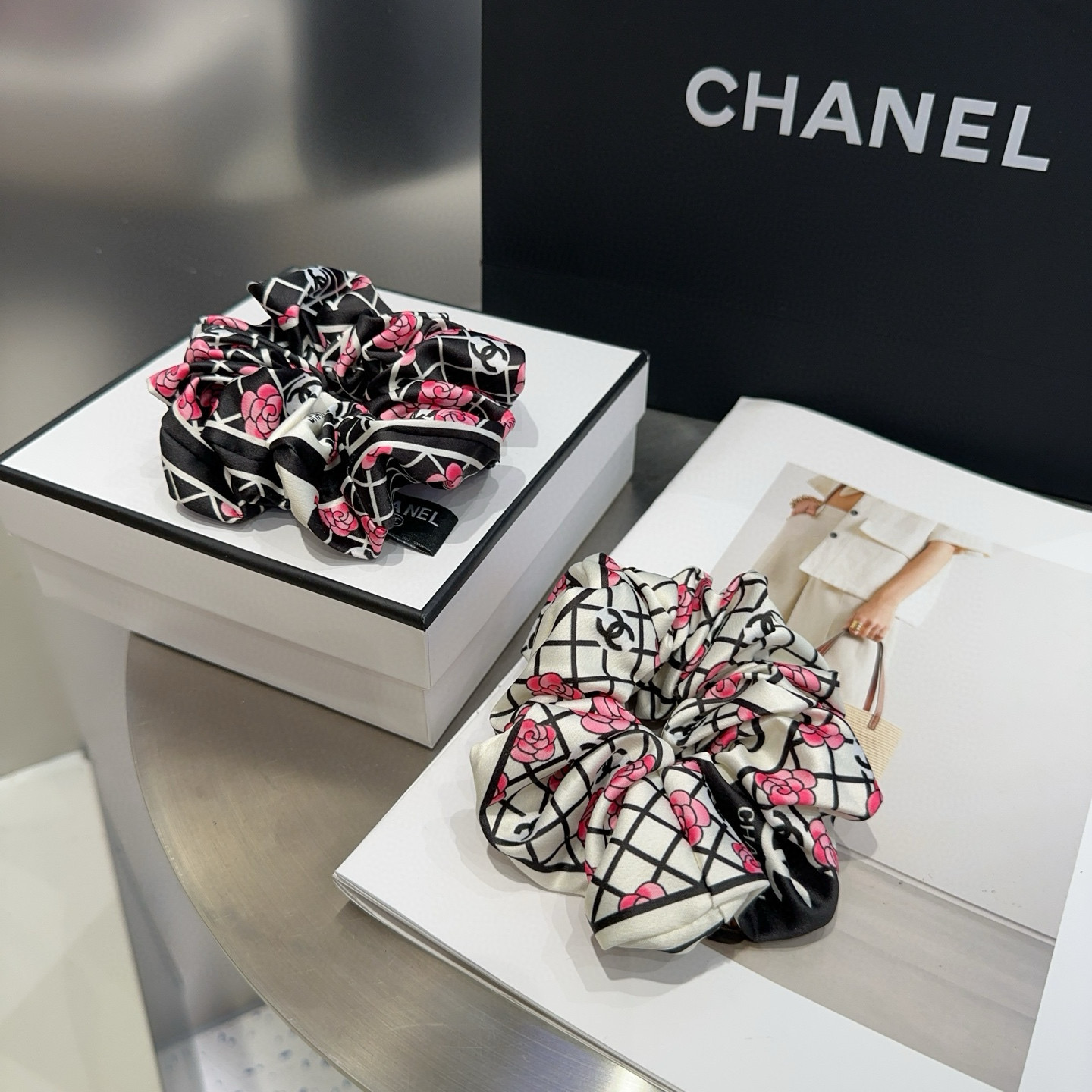 NO:301175,P with packaging box CHANEL (Chanel) latest small fragrance hair ring, fashionable and versatile. A must-have hairpin for fairies, hairpins, chanel, chanel, hairpins19860909P 配包装盒 CHANEL（香奈儿）最新款小香发圈,时尚百搭.小仙女必备发夹,发夹,chanel,chanel,hairpins,accessory