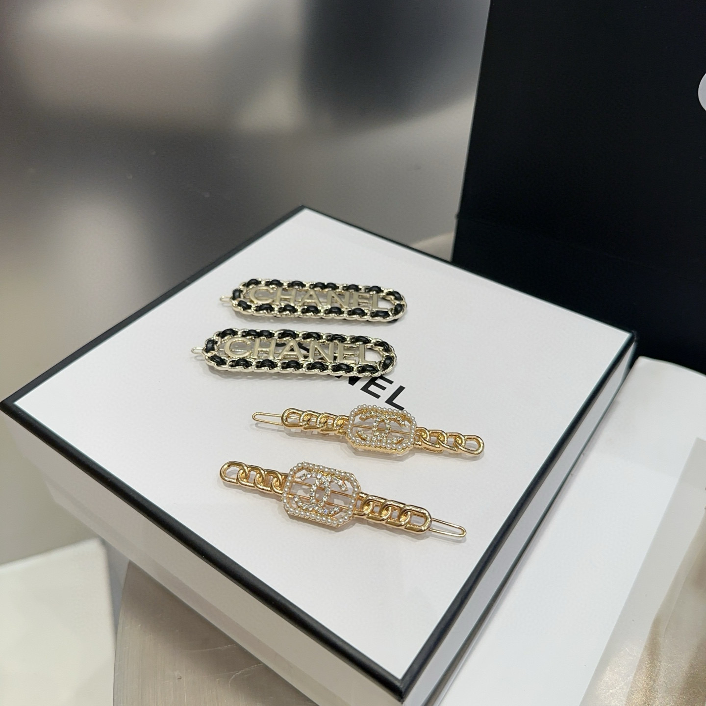 NO:301181,P with packaging box (one pair) Chanel (Chanel) latest small fragrance edge clip bang clip, fashionable and trendy, very beautiful!  A must-have for fairies…hairpins, hairpins, chanel, chanel, hairpins19860909P 配包装盒（一对） Chanel (香奈儿)最新小香边夹刘海夹,时尚潮流,非常好看！小仙女必备…发夹,发夹,chanel,chanel,hairpins,accessory