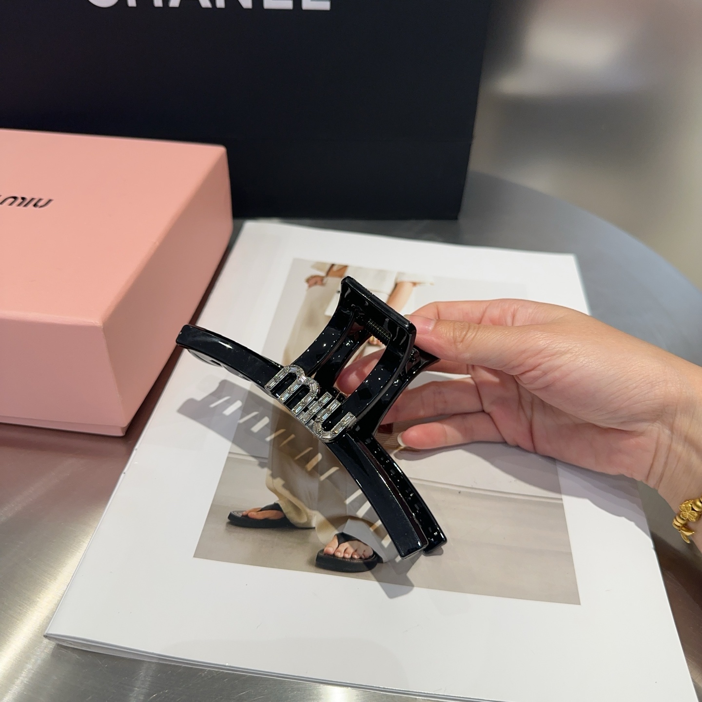 NO:301184,P with packaging box Miumiu's new letter clip, simple and elegant, practical and versatile, worth buying!  hairpins, hairpins, miumiu, hairpins19860909P 配包装盒 miumiu新款字母抓夹,简单优雅,实用百搭,值得入手！发夹,发夹,miumiu,hairpins,accessory