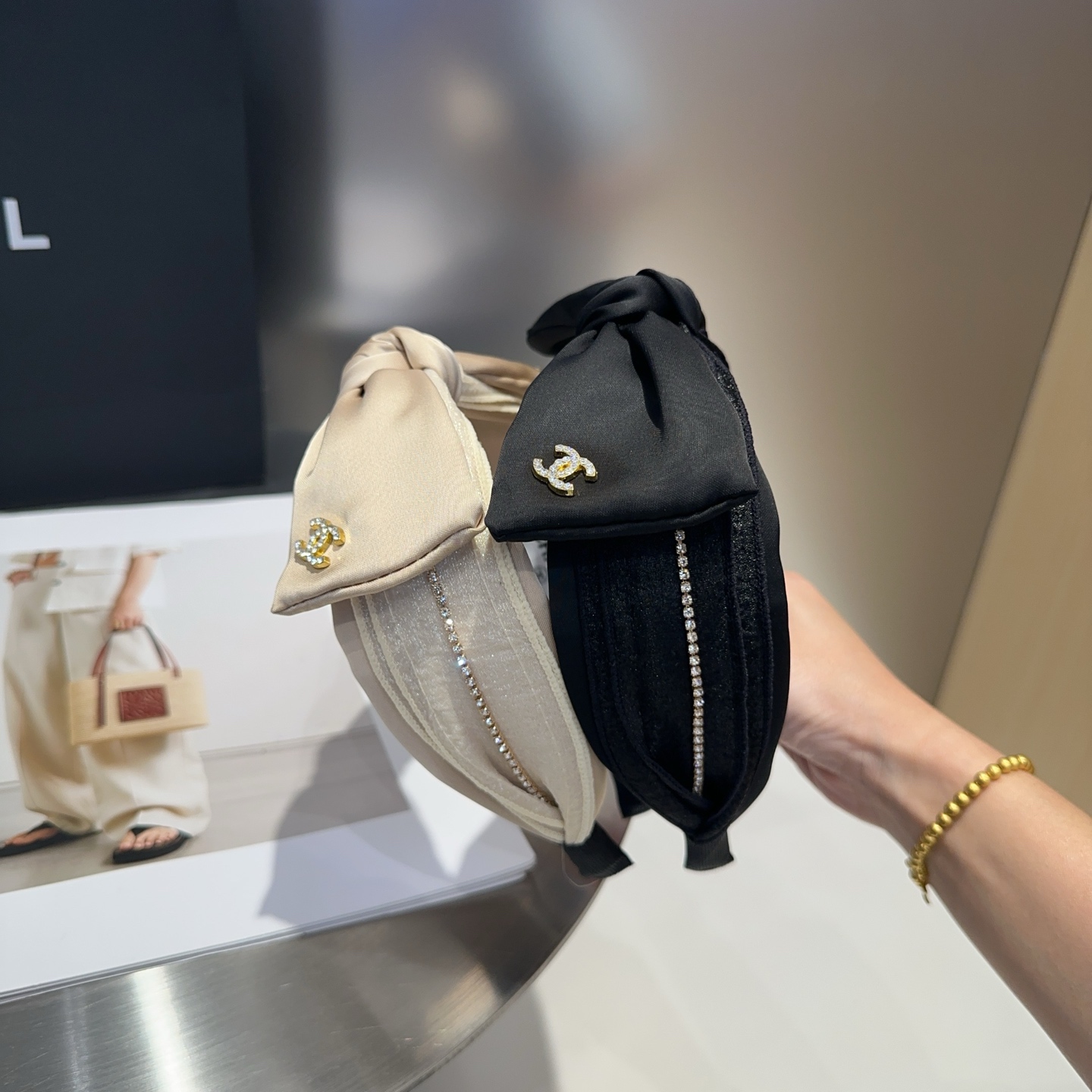 NO:301190,P with packaging box Chanel (Chanel) latest model of hot-scented bow headband, super beautiful!  A very famous lady style, a must-have for a little fairy... Hairpins, hairpins, chanel, chanel, hairpins19860909P 配包装盒 Chanel (香奈儿)最新款小香爆款蝴蝶结发箍,超级好看！名媛范儿十足,小仙女必备…发夹,发夹,chanel,chanel,hairpins,accessory