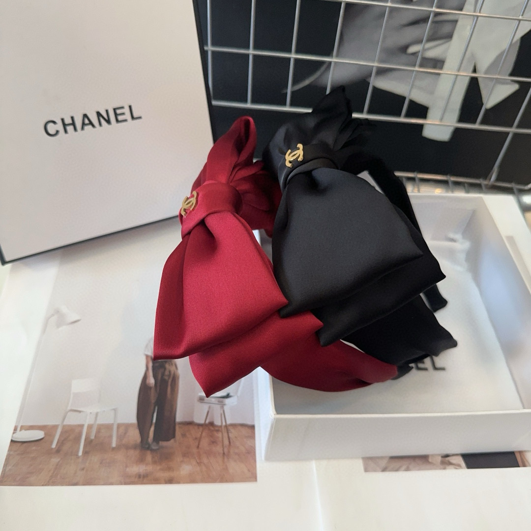 NO:301182,P with packaging box Chanel's latest small fragrant headband, the fabric is super comfortable!  A very famous lady style, a must-have for a little fairy... Hairpins, hairpins, chanel, chanel, hairpins19860909P 配包装盒 Chanel (香奈儿)最新款小香发箍,面料超级舒服！名媛范儿十足,小仙女必备…发夹,发夹,chanel,chanel,hairpins,accessory
