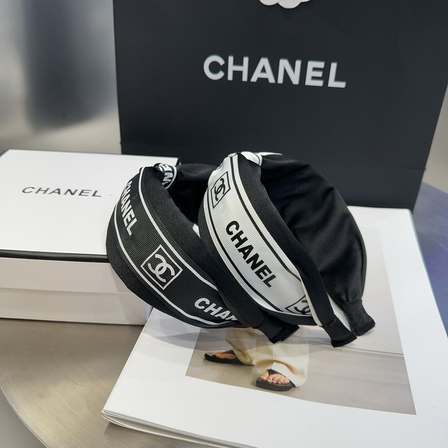 NO:301185,P with packaging box Chanel's latest small fragrant headband, super beautiful!  A very famous lady style, a must-have for a little fairy... Hairpins, hairpins, chanel, chanel, hairpins19860909P 配包装盒 Chanel (香奈儿)最新款小香发箍,超级好看！名媛范儿十足,小仙女必备…发夹,发夹,chanel,chanel,hairpins,accessory