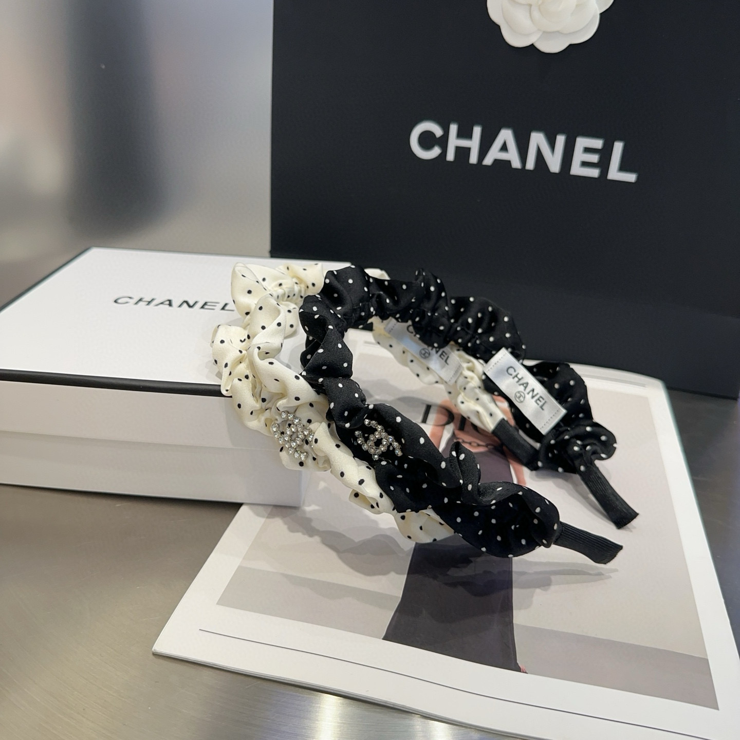 NO:301188,P with packaging box Chanel's latest small shampoo dot headband, super beautiful!  A very famous lady style, a must-have for a little fairy... Hairpins, hairpins, chanel, chanel, hairpins19860909P 配包装盒 Chanel (香奈儿)最新款小香波点发箍,超级好看！名媛范儿十足,小仙女必备…发夹,发夹,chanel,chanel,hairpins,accessory