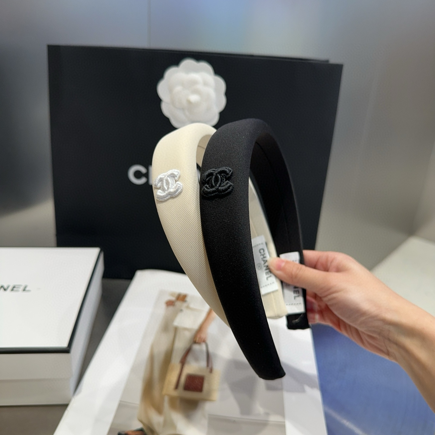 NO:301191,P with packaging box Chanel's latest small fragrant headband, super beautiful!  A very famous lady style, a must-have for a little fairy... Hairpins, hairpins, chanel, chanel, hairpins19860909P 配包装盒 Chanel (香奈儿)最新款小香发箍,超级好看！名媛范儿十足,小仙女必备…发夹,发夹,chanel,chanel,hairpins,accessory