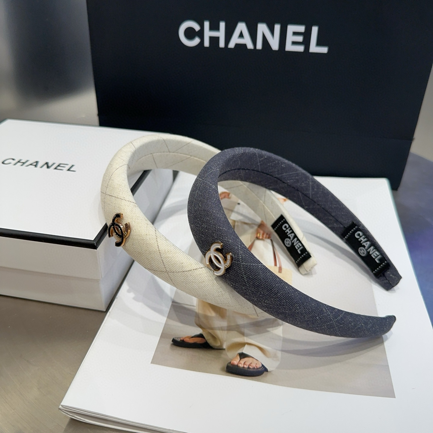 NO:301194,P with packaging box Chanel's latest small Shangel hairband, super beautiful!  A very famous lady style, a must-have for a little fairy... Hairpins, hairpins, chanel, chanel, hairpins19860909P 配包装盒 Chanel (香奈儿)最新款小香格纹发箍,超级好看！名媛范儿十足,小仙女必备…发夹,发夹,chanel,chanel,hairpins,accessory