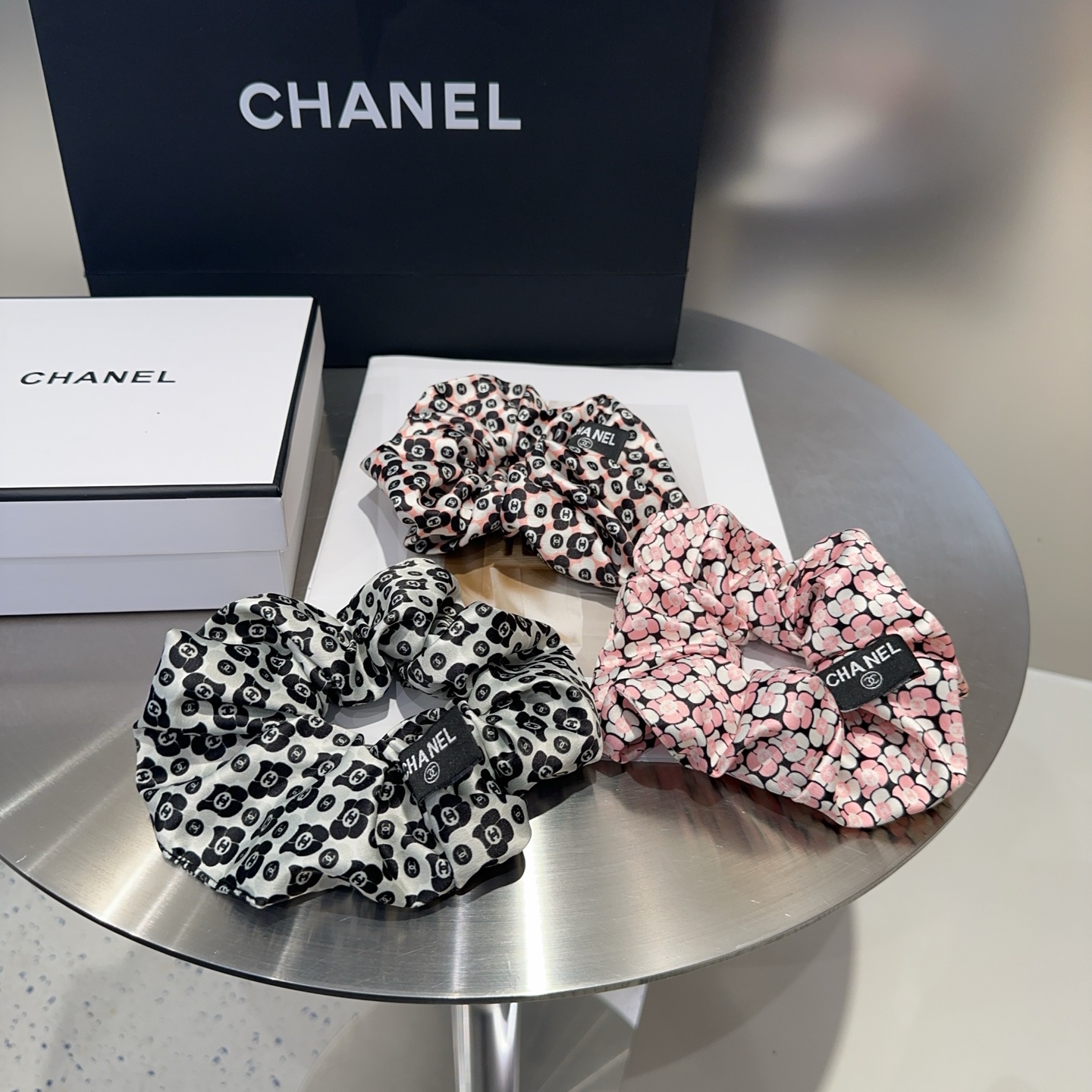 NO:301177,P with packaging box Chanel's latest small fragrance hair ring, simple and practical, fashionable and trendy!  A must-have for fairies…hairpins, hairpins, chanel, chanel, hairpins19860909P 配包装盒 Chanel (香奈儿)最新小香发圈 简单实用,时尚潮流！小仙女必备…发夹,发夹,chanel,chanel,hairpins,accessory