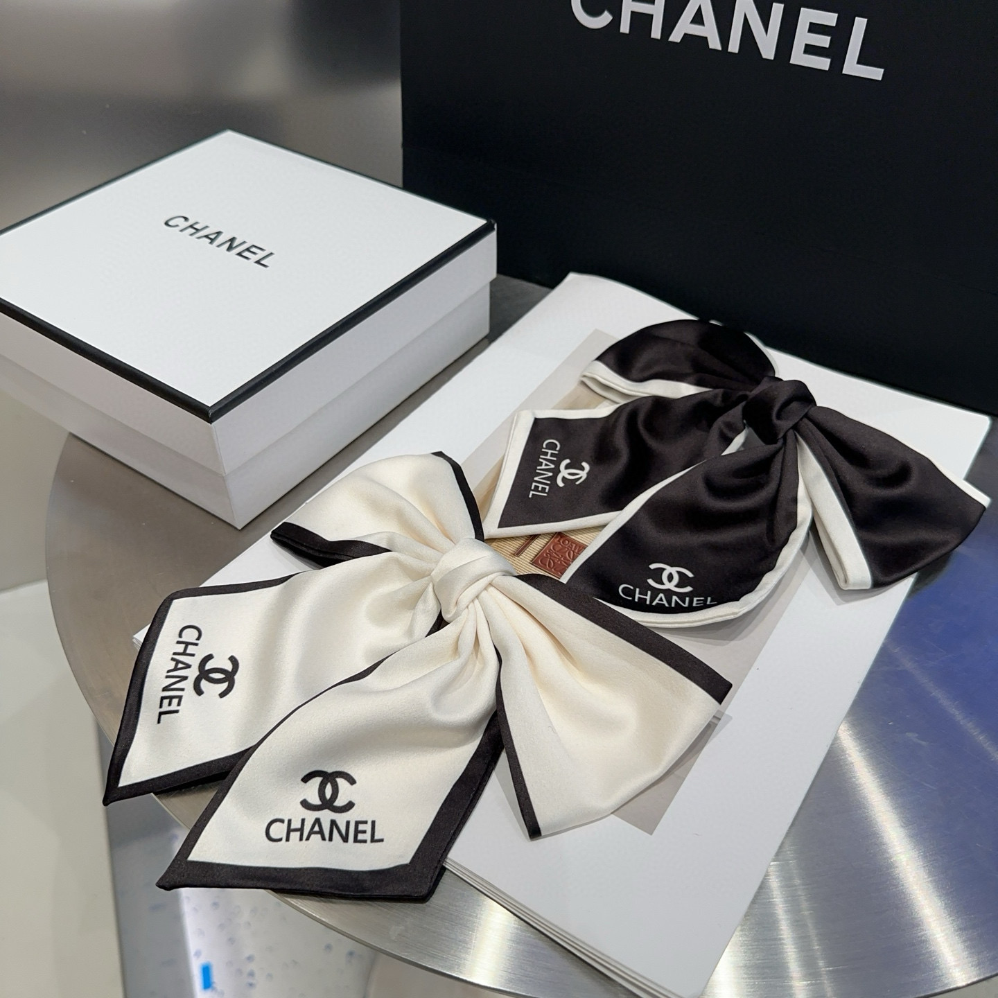 NO:301180,P with packaging box Chanel (Chanel) latest small-scent hot spring hairpin, super beautiful!  A very famous lady style, a must-have for a little fairy... Hairpins, hairpins, chanel, chanel, hairpins19860909P 配包装盒 Chanel (香奈儿)最新款小香爆款弹簧发夹,超级好看！名媛范儿十足,小仙女必备…发夹,发夹,chanel,chanel,hairpins,accessory
