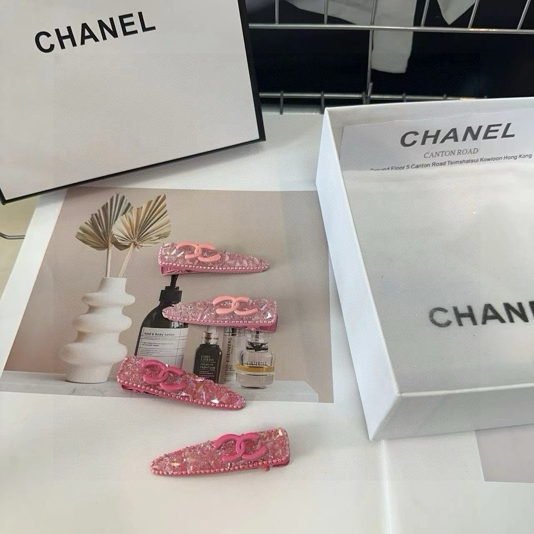 NO:301309,P with packaging box (one pair) Chanel (Chanel) latest hottest model, heavy handmade side clip bangs, a beautiful one!  A must-have for fairies…hairpins, hairpins, chanel, chanel, hairpins19860909P 配包装盒（一对） Chanel (香奈儿)最新小香爆款,重手工边夹刘海夹,绝美的一款！小仙女必备…发夹,发夹,chanel,chanel,hairpins,accessory
