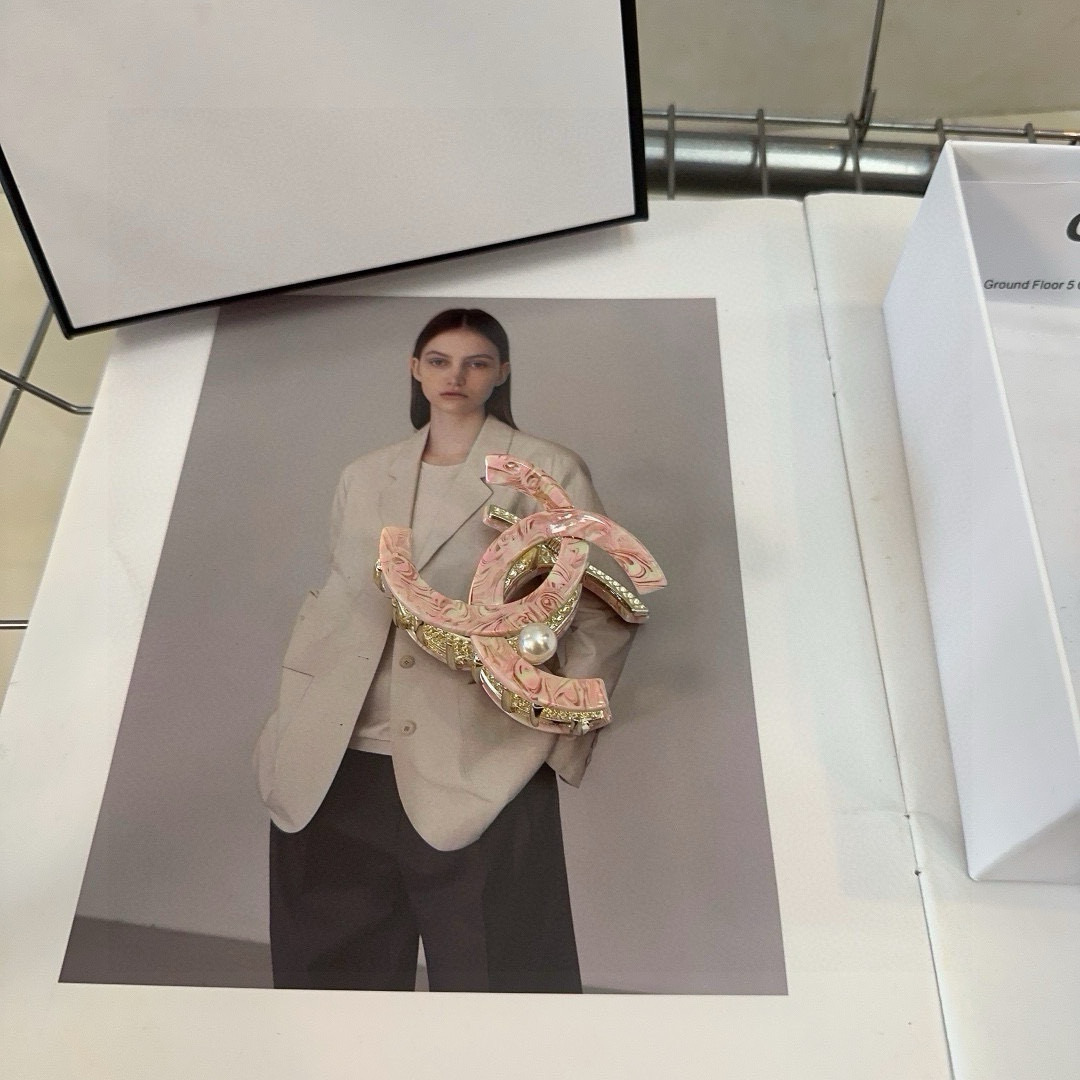 NO:301313,P with packaging box Chanel (Chanel) latest small-scented clip, super beautiful!  A very famous lady style, a must-have for a little fairy... Hairpins, hairpins, chanel, chanel, hairpins19860909P 配包装盒 Chanel (香奈儿)最新款小香爆款抓夹,超级好看！名媛范儿十足,小仙女必备…发夹,发夹,chanel,chanel,hairpins,accessory