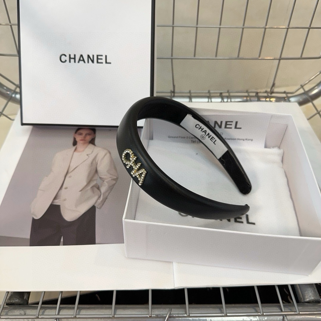 NO:301317,P with packaging box Chanel's latest small fragrant hairband, simple and practical, fashionable and trendy!  A must-have for fairies…hairpins, hairpins, chanel, chanel, hairpins19860909P 配包装盒 Chanel (香奈儿)最新小香发箍,简单实用,时尚潮流！小仙女必备…发夹,发夹,chanel,chanel,hairpins,accessory