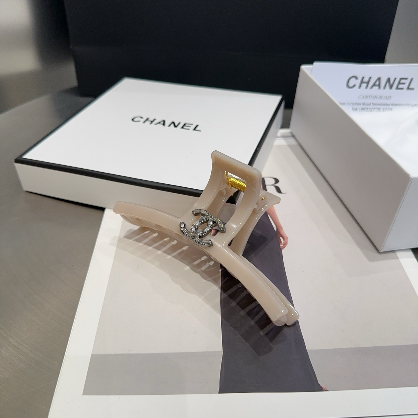 NO:301310,P with packaging box Chanel's latest small fragrance clip, simple and practical, fashionable and trendy!  A must-have for fairies…hairpins, hairpins, chanel, chanel, hairpins19860909P 配包装盒 Chanel (香奈儿)最新小香抓夹,简单实用,时尚潮流！小仙女必备…发夹,发夹,chanel,chanel,hairpins,accessory