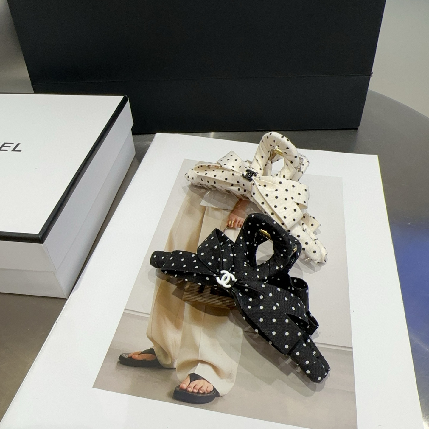 NO:301314,P with packaging box Chanel's latest small shampoo dot clip, simple and practical, fashionable and trendy!  A must-have for fairies…hairpins, hairpins, chanel, chanel, hairpins19860909P 配包装盒 Chanel (香奈儿)最新小香波点抓夹,简单实用,时尚潮流！小仙女必备…发夹,发夹,chanel,chanel,hairpins,accessory