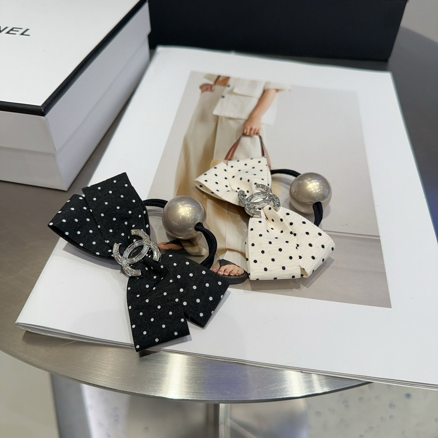 NO:301316,P with packaging box Chanel's latest small shampoo dot hair, simple and practical, fashionable and trendy!  A must-have for fairies…hairpins, hairpins, chanel, chanel, hairpins19860909P 配包装盒 Chanel (香奈儿)最新小香波点发圈,简单实用,时尚潮流！小仙女必备…发夹,发夹,chanel,chanel,hairpins,accessory