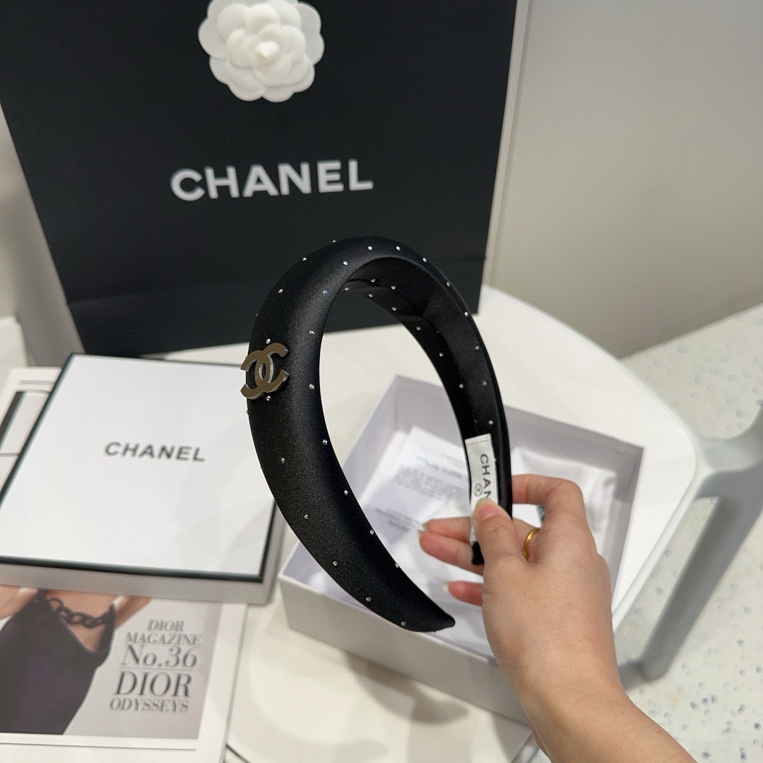 NO:301341,P with packaging box Chanel's latest small fragrant hairband, simple and practical, fashionable and trendy!  Very good looking, a must-have for little fairies... Hairpins, hairpins, chanel, chanel, hairpins19860909P 配包装盒 Chanel (香奈儿)最新小香发箍,简单实用,时尚潮流！非常好看,小仙女必备…发夹,发夹,chanel,chanel,hairpins,accessory