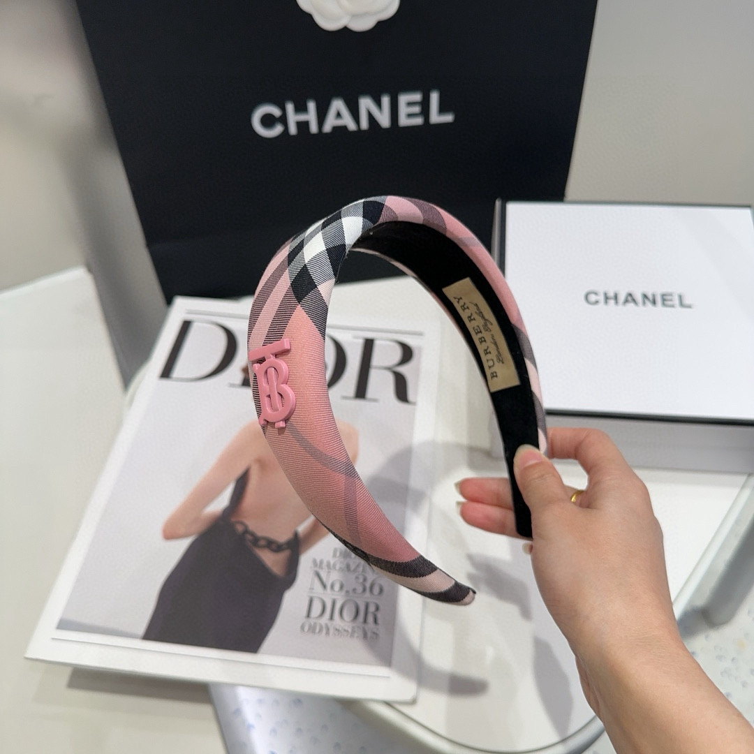 NO:301347,P packing box Burberry's latest plaid hairband, fashion trend, practical and versatile, never out of time, hairpins, hairpins, burberry, burberry, hairpins19860909P 配包装盒 Burberry（巴宝莉）最新款格子发箍,时尚潮流,实用百搭,永不过时发夹,发夹,burberry,burberry,hairpins,accessory