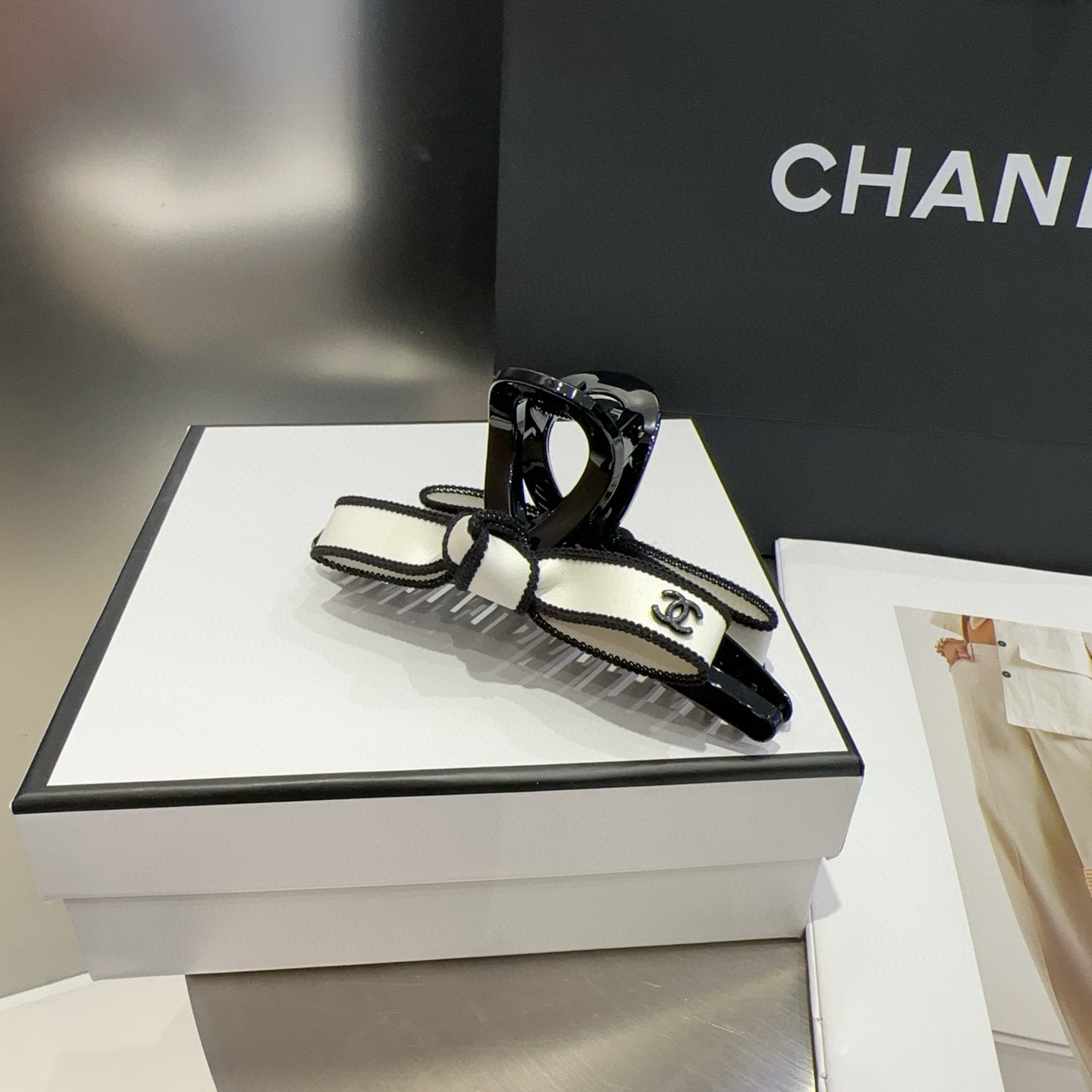 NO:301339,P with packaging box Chanel (Chanel) latest small-scented clip, super beautiful!  A very famous lady style, a must-have for a little fairy... Hairpins, hairpins, chanel, chanel, hairpins19860909P 配包装盒 Chanel (香奈儿)最新款小香爆款抓夹,超级好看！名媛范儿十足,小仙女必备…发夹,发夹,chanel,chanel,hairpins,accessory