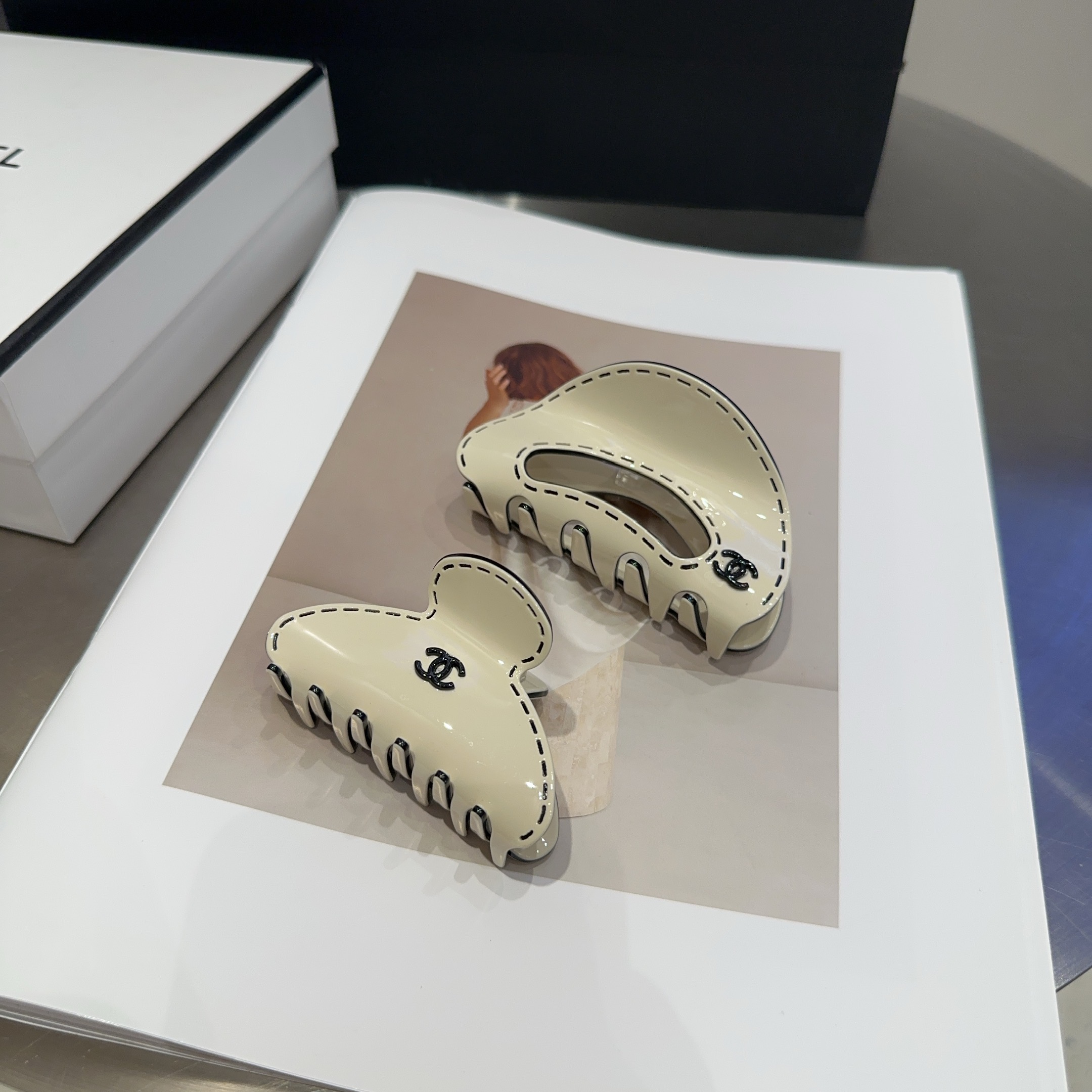 NO:301349,P with packaging box Chanel (Chanel) latest small-scented clip, super beautiful!  A very famous lady style, a must-have for a little fairy... Hairpins, hairpins, chanel, chanel, hairpins19860909P 配包装盒 Chanel (香奈儿)最新款小香爆款抓夹,超级好看！名媛范儿十足,小仙女必备…发夹,发夹,chanel,chanel,hairpins,accessory