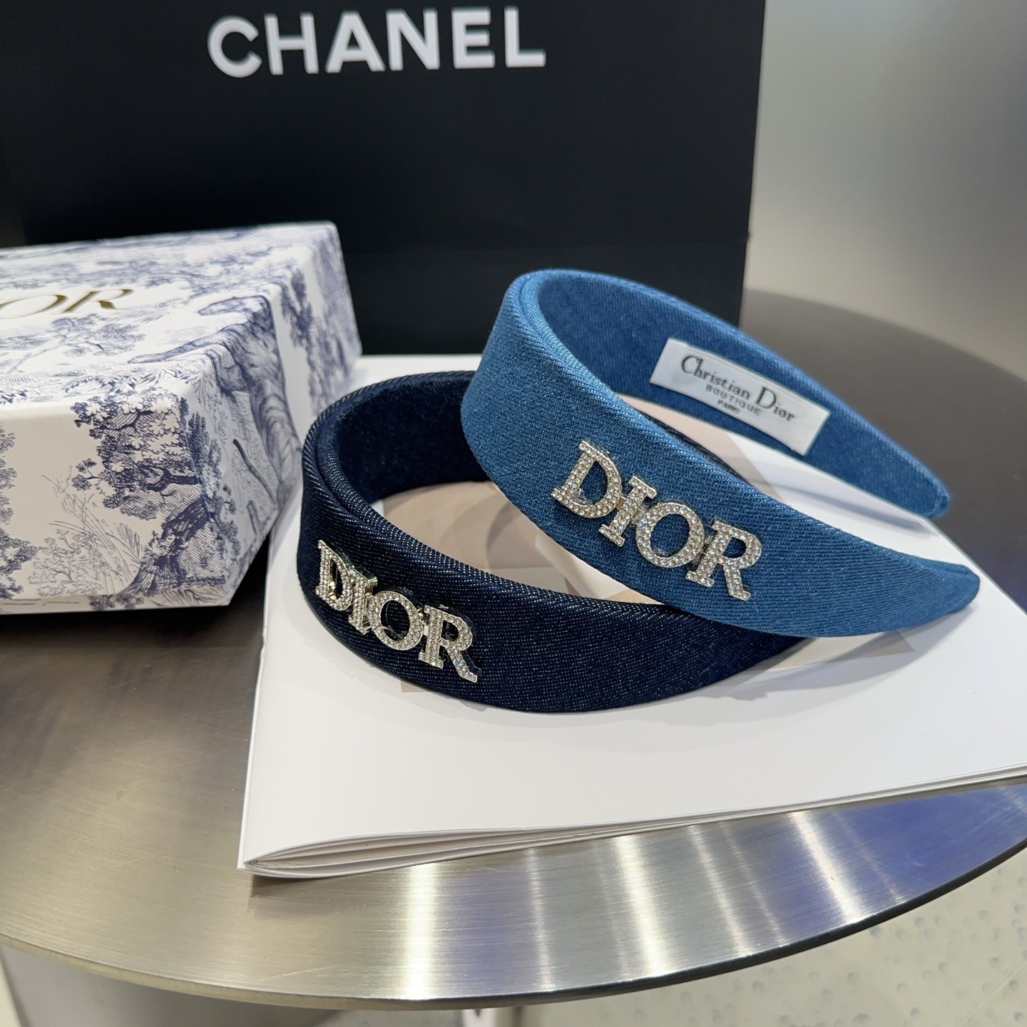 NO:301351,P with packaging box Dior new CD denim hairband, simple and practical, fashionable and trendy.  Very good looking!  A must-have for fairies...hairpins, hairpins, dior, dior, hairpins19860909P 配包装盒 Dior（迪奥）新款CD牛仔布发箍,简单实用 时尚潮流．非常好看！小仙女必备…发夹,发夹,dior,dior,hairpins,accessory