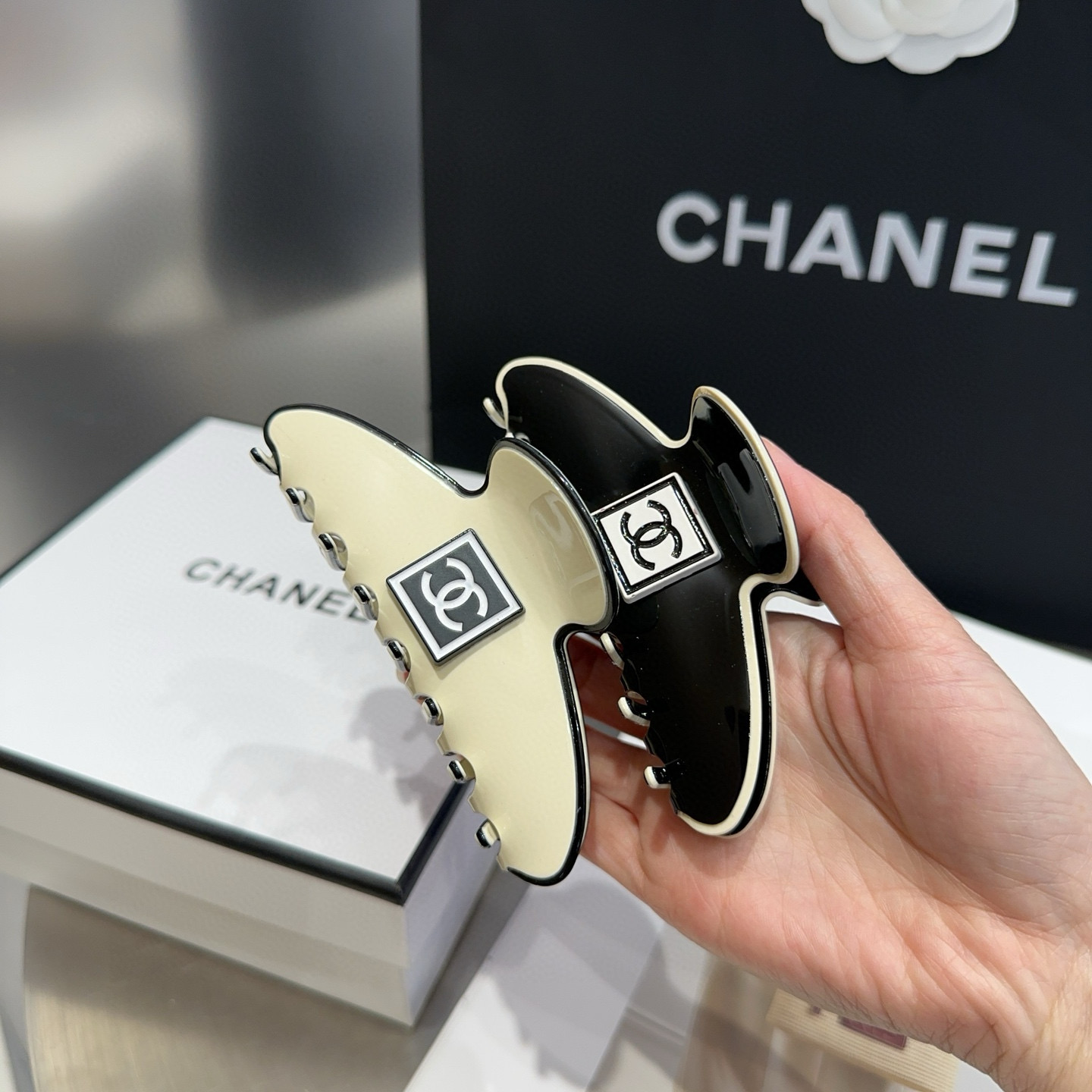 P 70🎁配包装盒
Chanel (香奈儿)最新小香抓夹，简单实用，时尚潮流！小姐姐必备单品