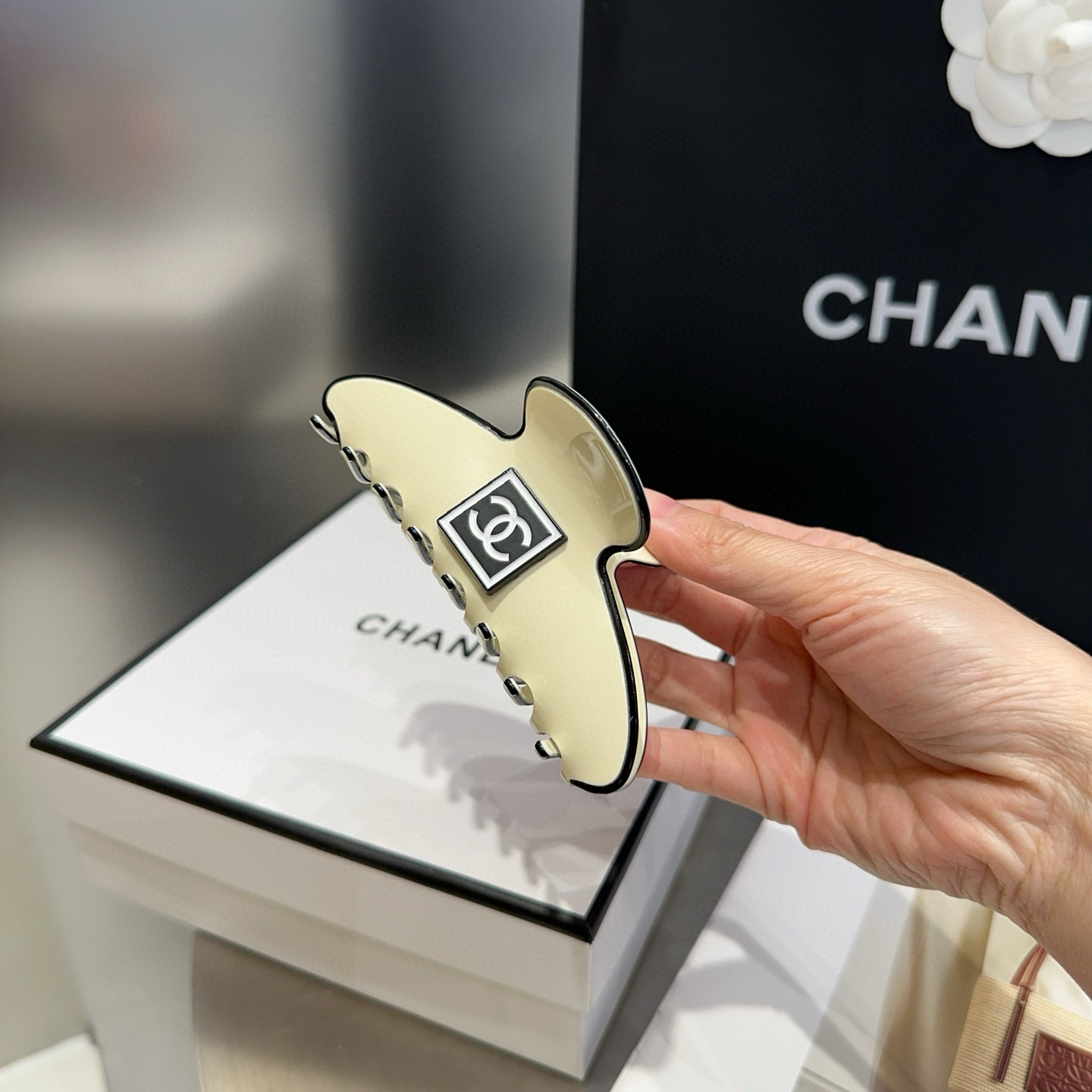 P 70🎁配包装盒
Chanel (香奈儿)最新小香抓夹，简单实用，时尚潮流！小姐姐必备单品