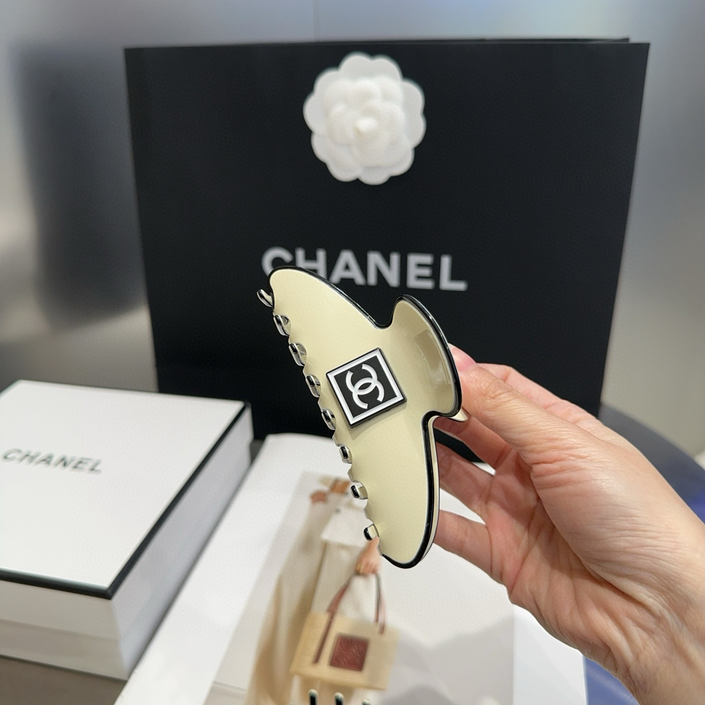 P 70🎁配包装盒
Chanel (香奈儿)最新小香抓夹，简单实用，时尚潮流！小姐姐必备单品