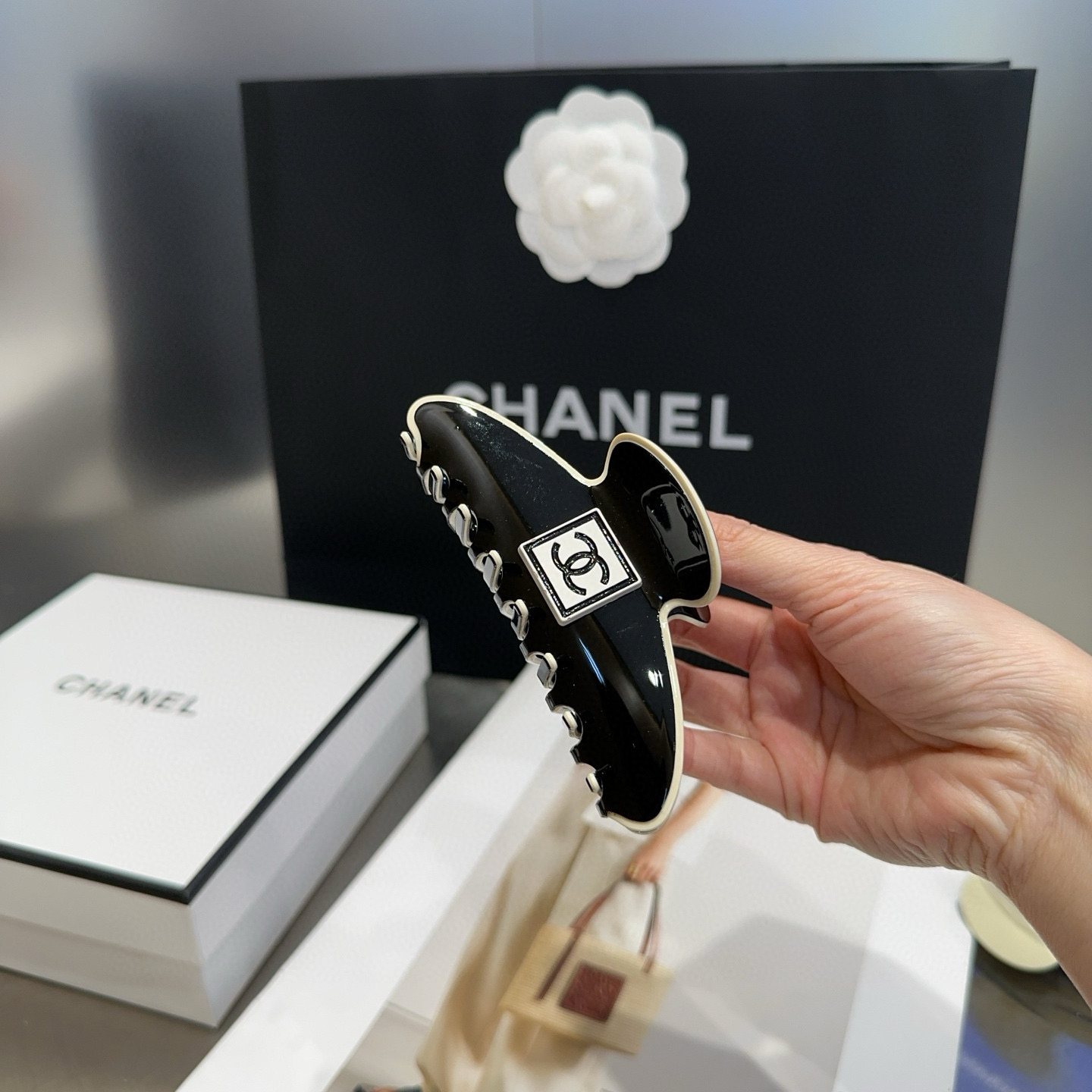 P 70🎁配包装盒
Chanel (香奈儿)最新小香抓夹，简单实用，时尚潮流！小姐姐必备单品
