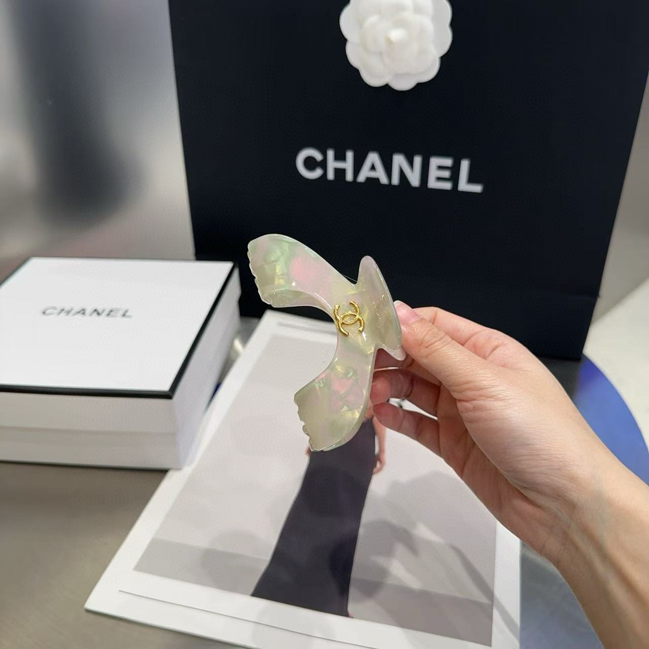 P 70🎁配包装盒
Chanel (香奈儿)最新小香炫彩抓夹，简单实用，时尚潮流！小姐姐必备单品