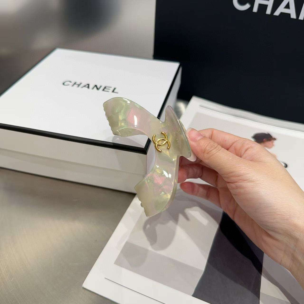 P 70🎁配包装盒
Chanel (香奈儿)最新小香炫彩抓夹，简单实用，时尚潮流！小姐姐必备单品