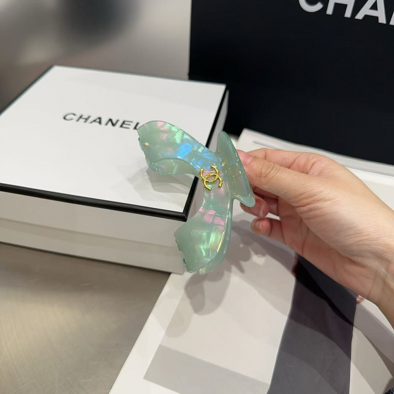 P 70🎁配包装盒
Chanel (香奈儿)最新小香炫彩抓夹，简单实用，时尚潮流！小姐姐必备单品