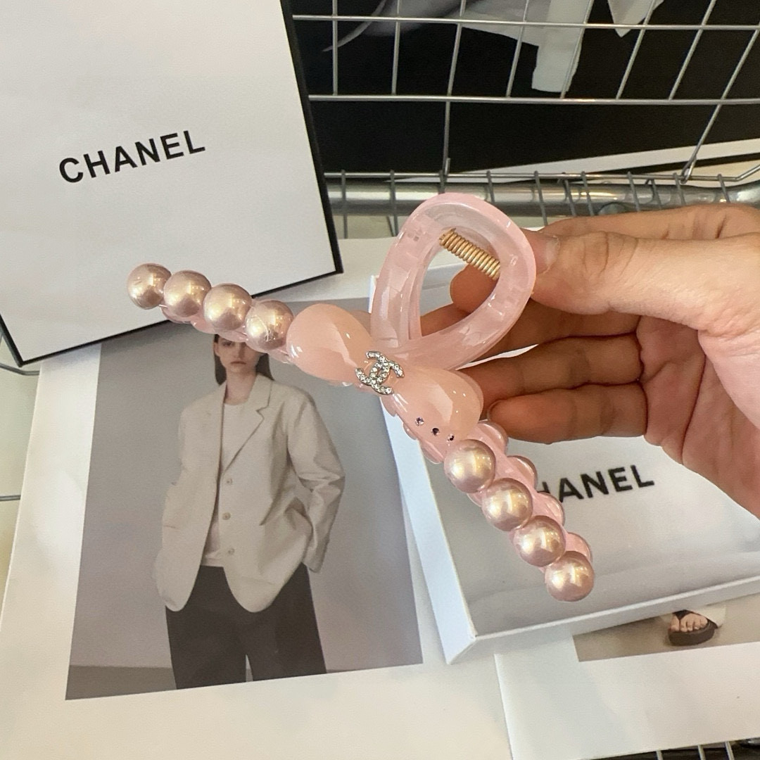 P 75🎁配包装盒
Chanel (香奈儿)最新款小香爆款抓夹，超级好看！名媛范儿十足，小仙女必备…