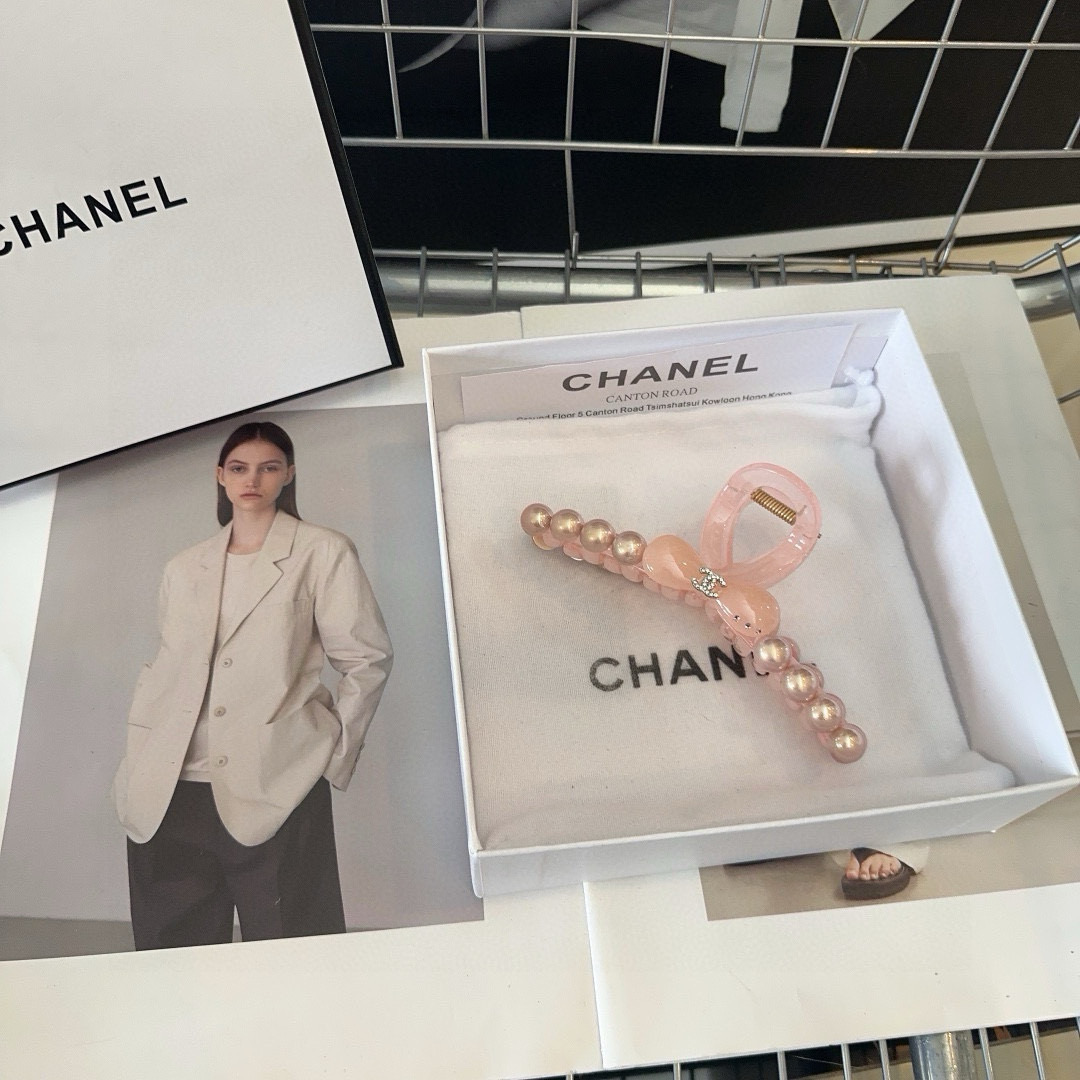 P 75🎁配包装盒
Chanel (香奈儿)最新款小香爆款抓夹，超级好看！名媛范儿十足，小仙女必备…