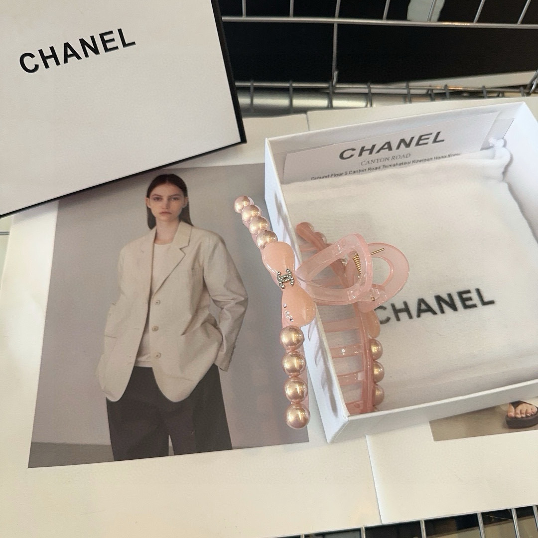 P 75🎁配包装盒
Chanel (香奈儿)最新款小香爆款抓夹，超级好看！名媛范儿十足，小仙女必备…
