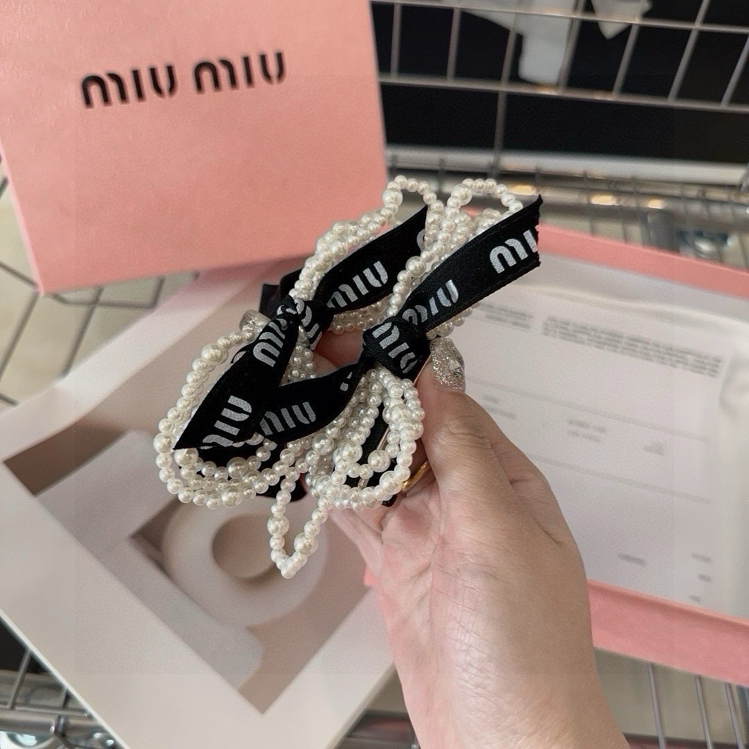 P 65🎁配包装盒
miumiu新款字母发圈，简单优雅，实用百搭，非常值得入手