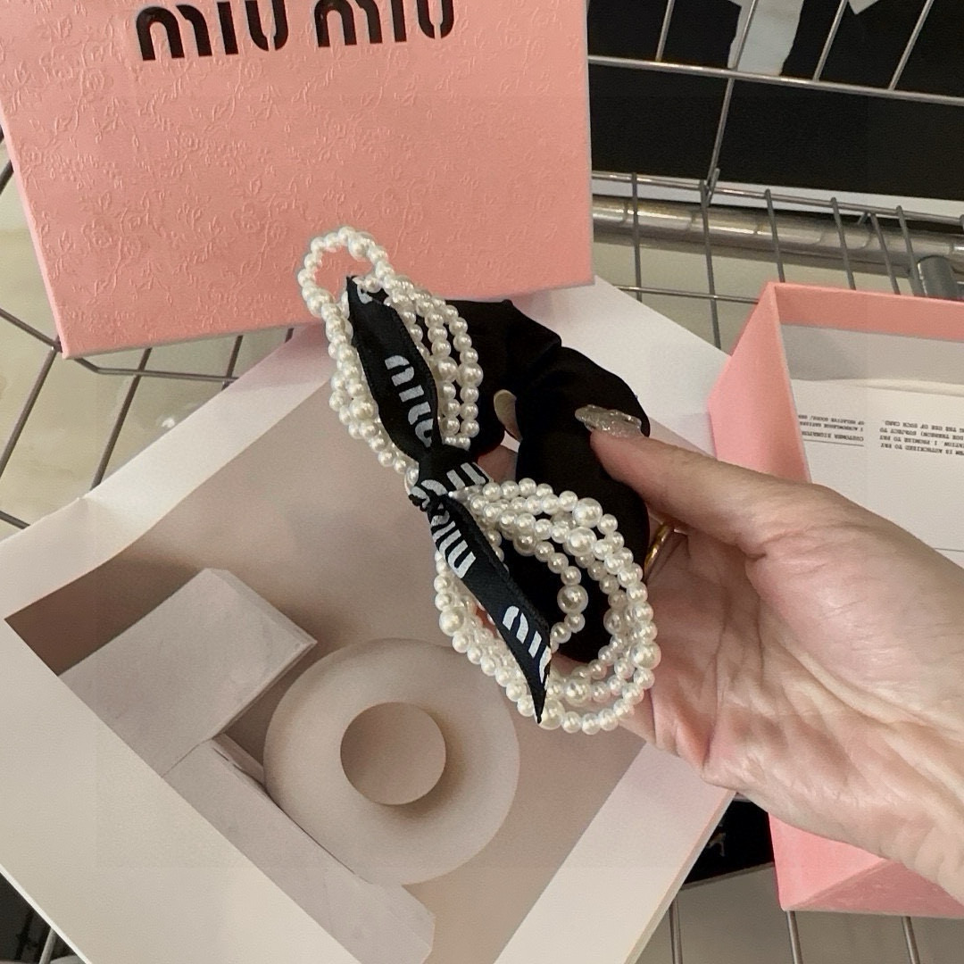 P 65🎁配包装盒
miumiu新款字母发圈，简单优雅，实用百搭，非常值得入手