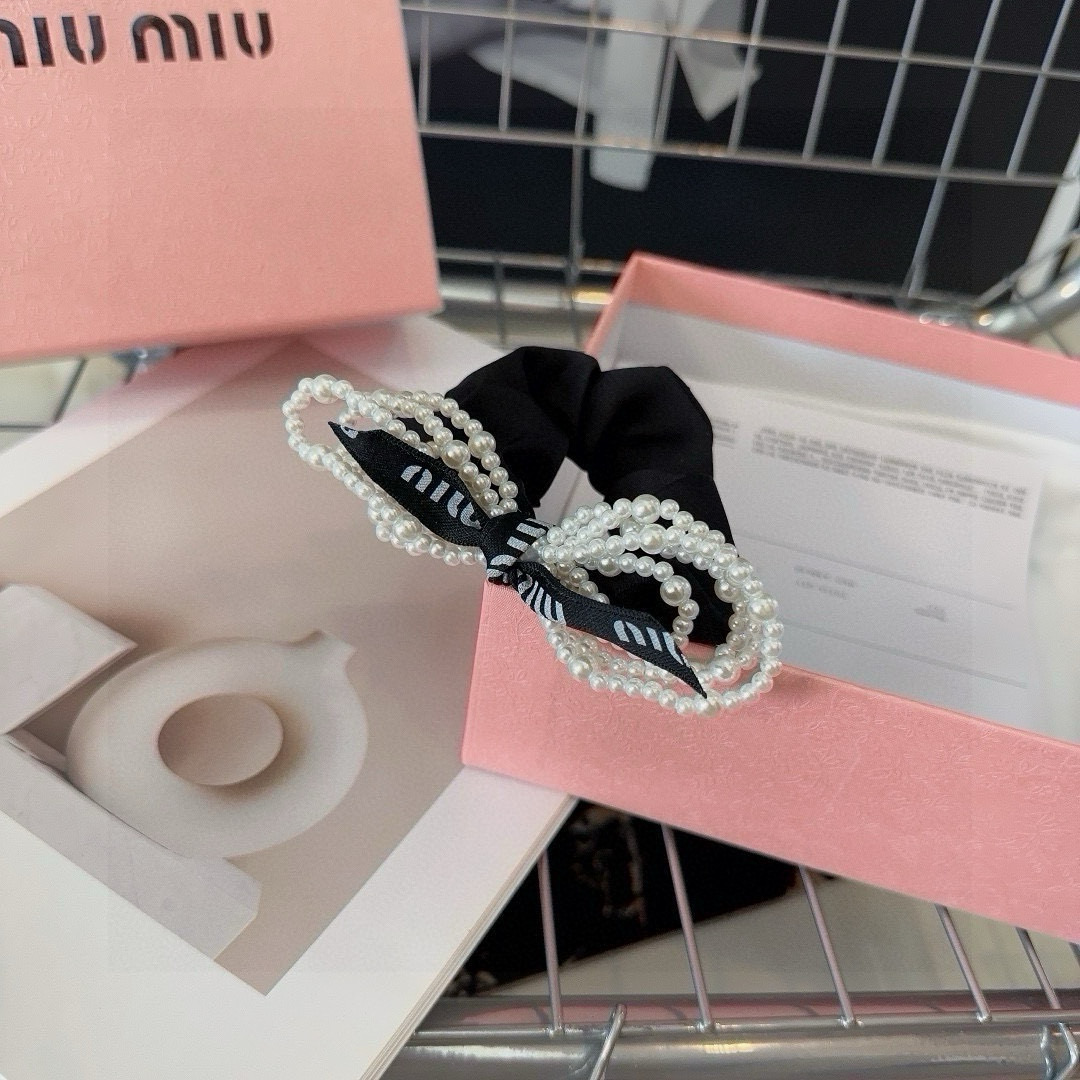 P 65🎁配包装盒
miumiu新款字母发圈，简单优雅，实用百搭，非常值得入手