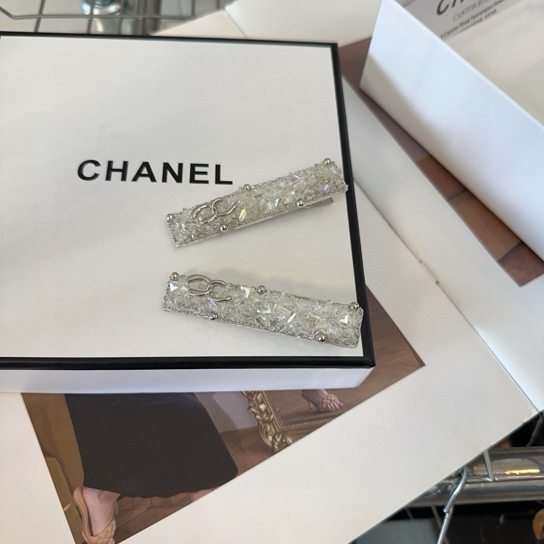 P 70🎁配包装盒（一对）
Chanel (香奈儿)
CELINE（赛琳）
闪亮钻石边夹刘海夹，绝美的一款！小仙女必备…