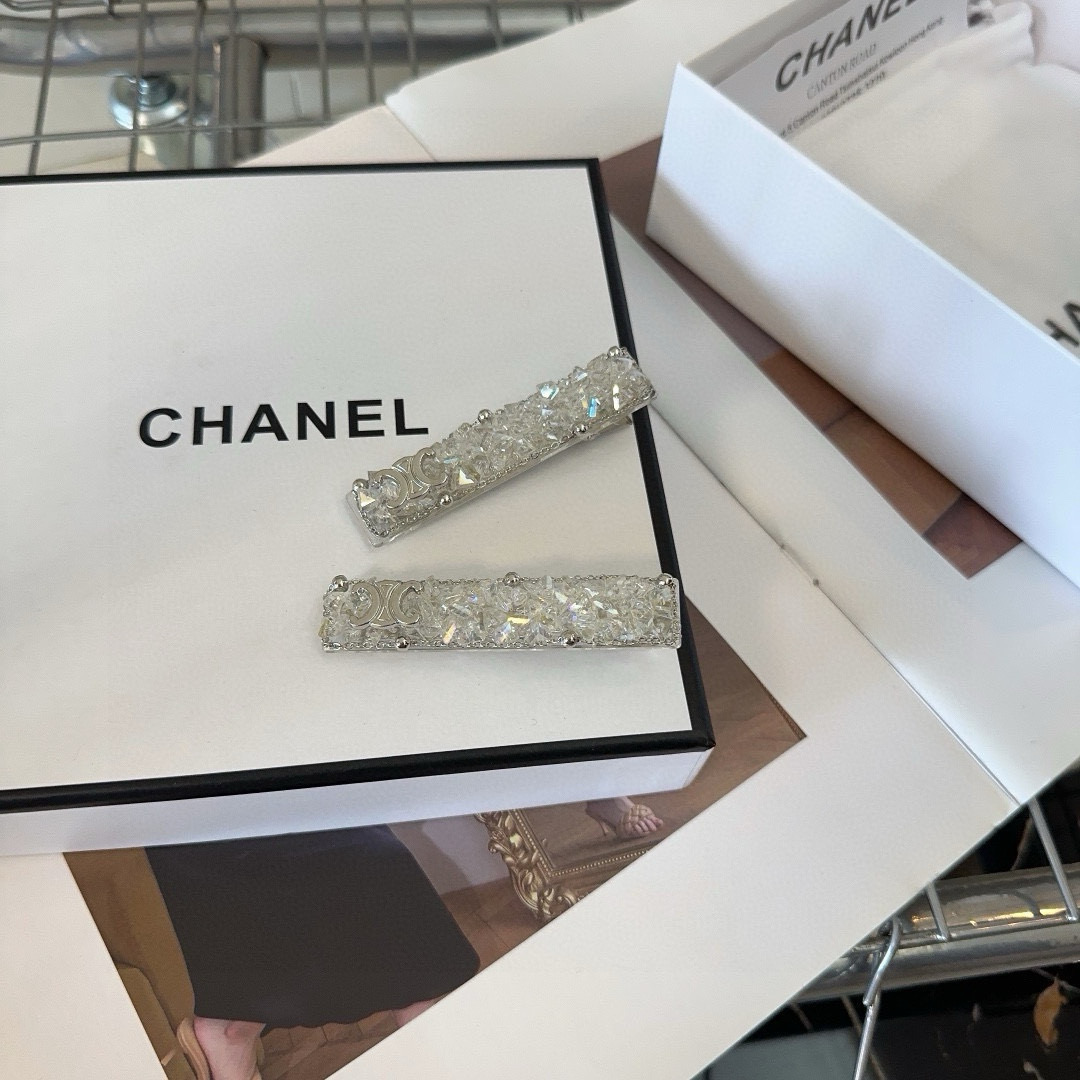 P 70🎁配包装盒（一对）
Chanel (香奈儿)
CELINE（赛琳）
闪亮钻石边夹刘海夹，绝美的一款！小仙女必备…