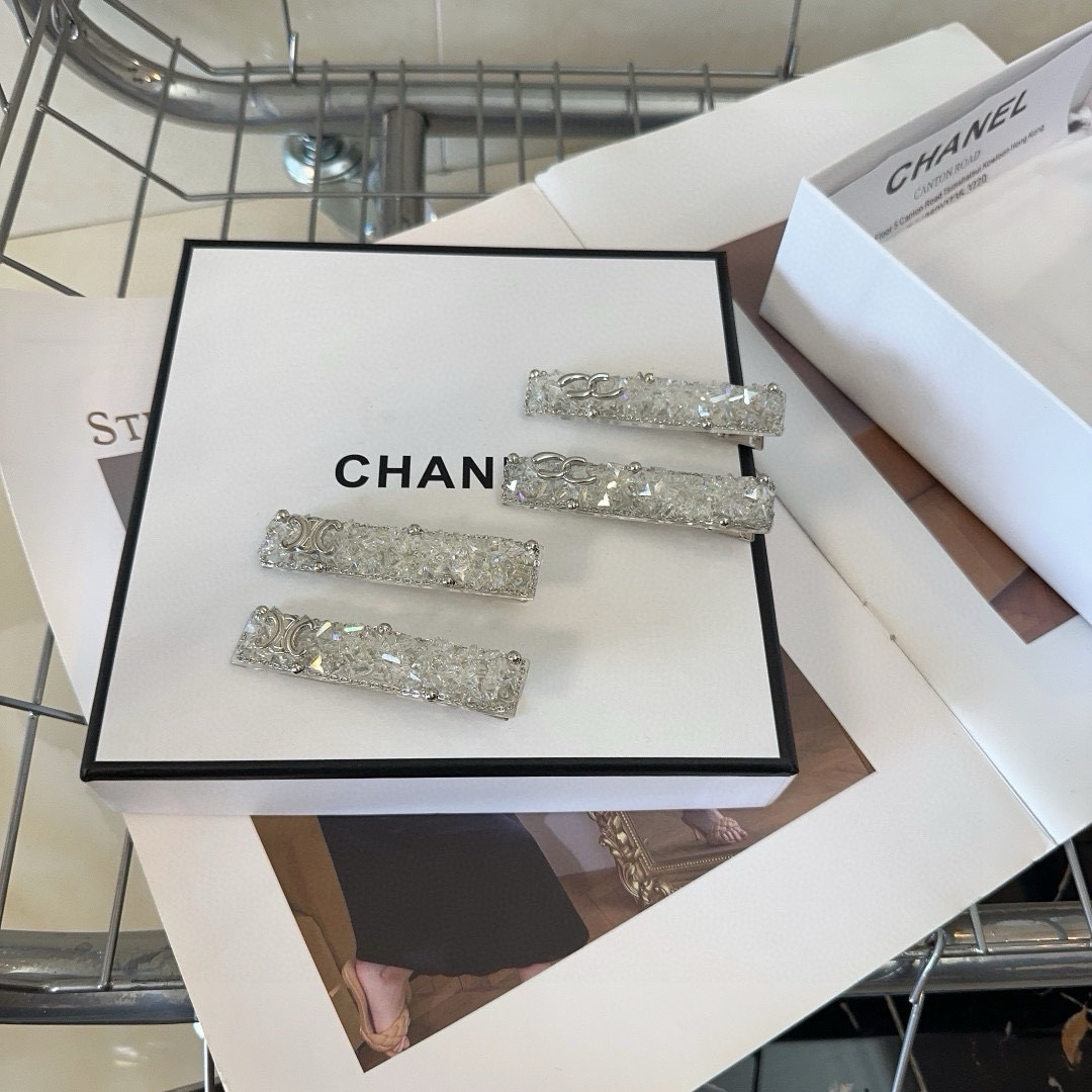P 70🎁配包装盒（一对）
Chanel (香奈儿)
CELINE（赛琳）
闪亮钻石边夹刘海夹，绝美的一款！小仙女必备…