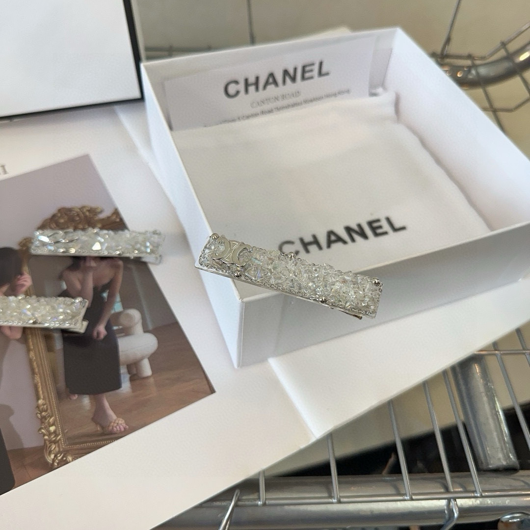 P 70🎁配包装盒（一对）
Chanel (香奈儿)
CELINE（赛琳）
闪亮钻石边夹刘海夹，绝美的一款！小仙女必备…
