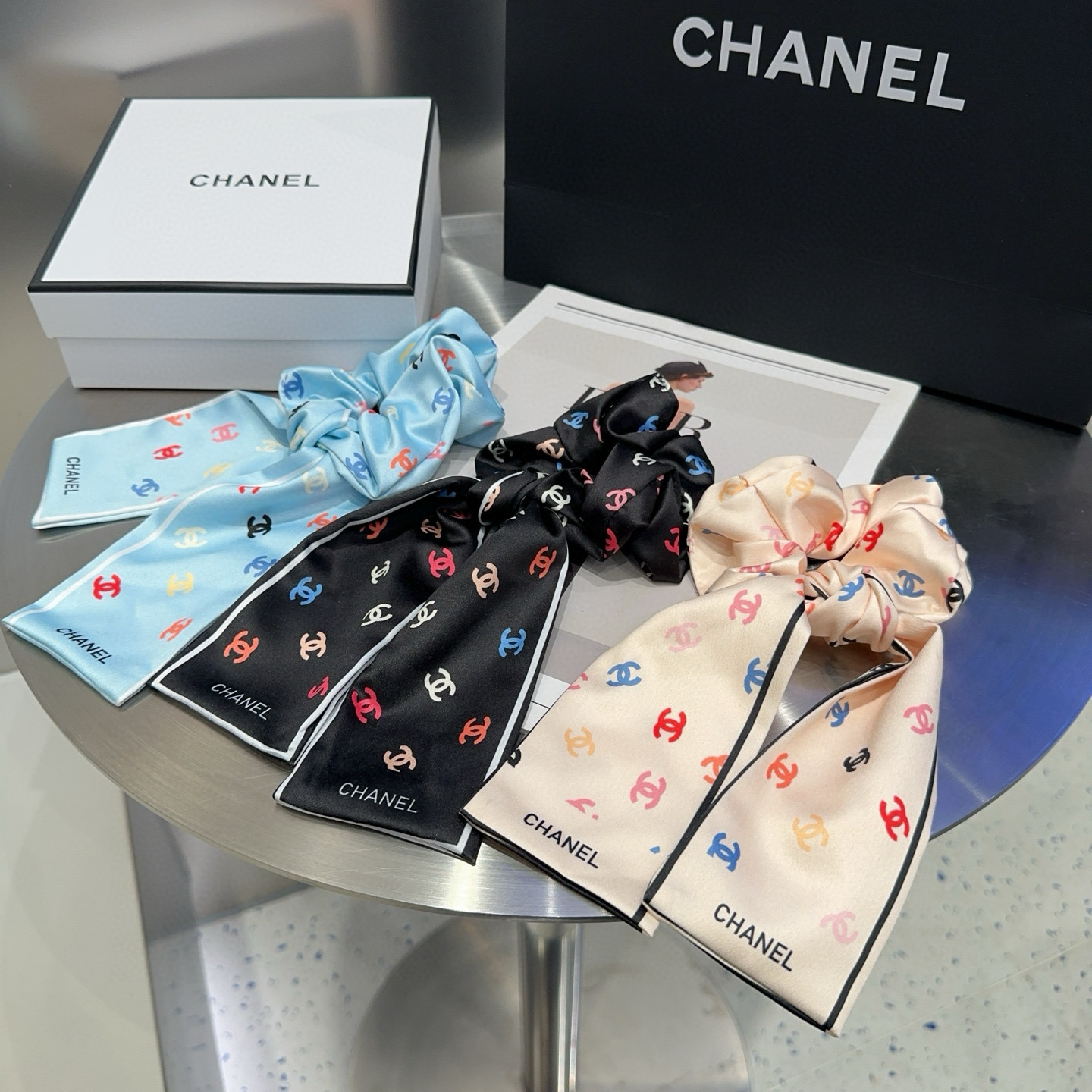 NO:301522,P with packaging box Chanel (Chanel) latest small fragrance ribbon hair ring, colorful series, super beautiful!  A very famous lady style, a must-have for a little fairy... Hairpins, hairpins, chanel, chanel, hairpins19860909P 配包装盒 Chanel (香奈儿)最新款小香飘带发圈,多彩系列,超级好看！名媛范儿十足,小仙女必备…发夹,发夹,chanel,chanel,hairpins,accessory