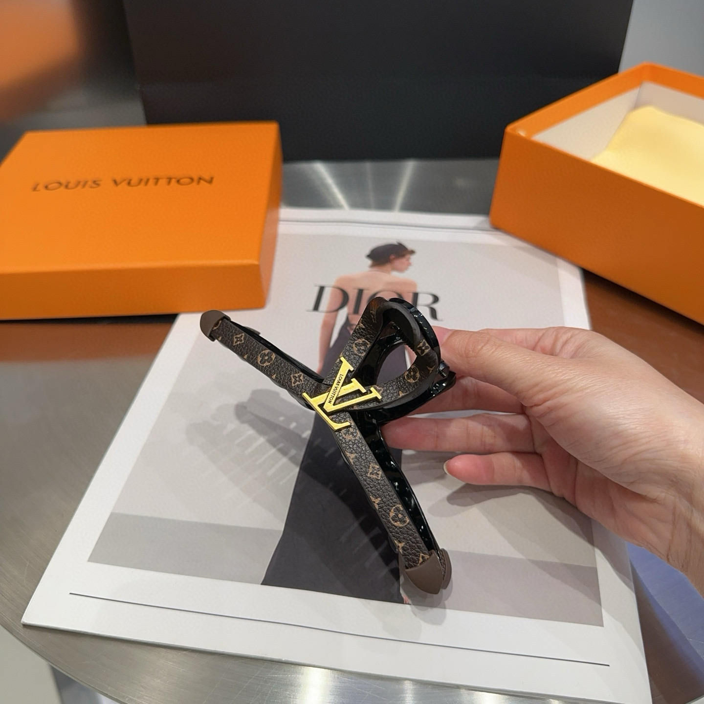 NO:301525,P packing box Louis Vuitton (Louis Vuitton) Donkey House new product grabber, classic LV logo, simple and atmospheric, especially eye-catching!  Super popular small items hairpins, hairpins, louis vuitton, louis vuitton, louis vuitton, louis vuitton, louis vuitton, louis vuitton, louis vuitton, hairpins19860909P 配包装盒 Louis Vuitton (路易威登)驴家新品抓夹,经典LV标志,简单大气,特别吸睛！超火爆小单品发夹,发夹,louis vuitton,louis vuitton,louis vuitton,louis vuitton,louis vuitton,hairpins,accessory