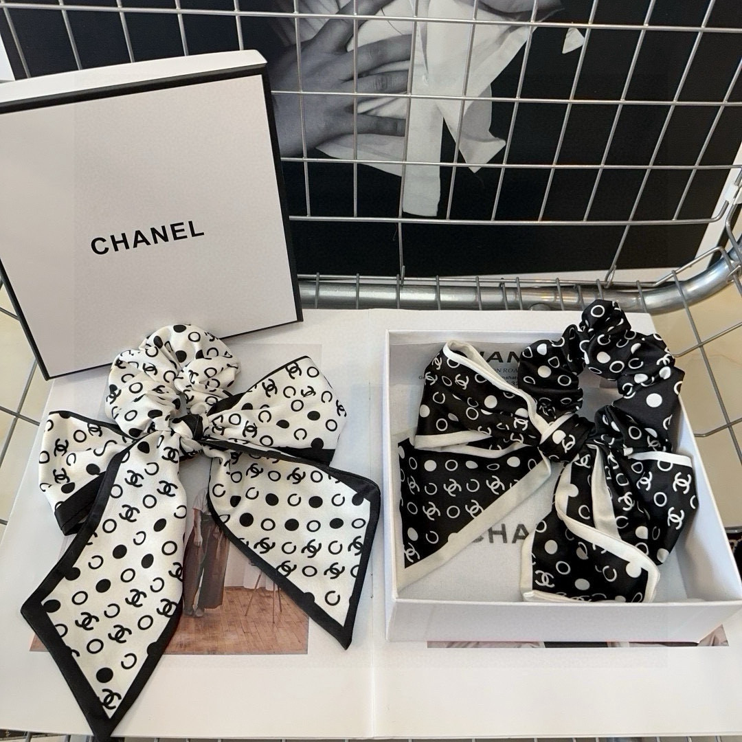 NO:301540,P with packaging box Chanel (Chanel)'s latest small fragrance hits the scene, super beautiful!  A very famous lady style, a must-have for a little fairy... Hairpins, hairpins, chanel, chanel, hairpins19860909P 配包装盒 Chanel (香奈儿)最新款小香爆款发圈,超级好看！名媛范儿十足,小仙女必备…发夹,发夹,chanel,chanel,hairpins,accessory