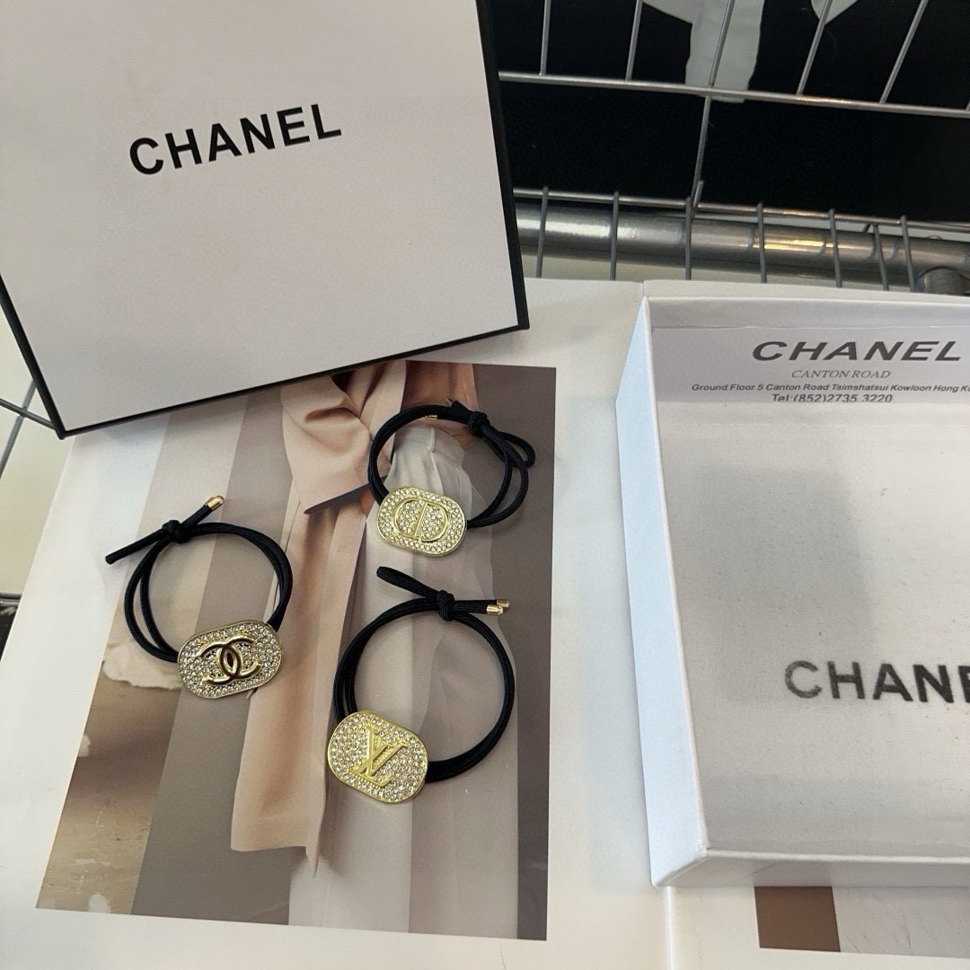 NO:301520,P with packaging box (single) Chanel's latest small fragrance hair ring, simple and practical, fashionable and trendy!  A must-have for fairies…hairpins, hairpins, chanel, chanel, hairpins19860909P 配包装盒（单个） Chanel (香奈儿)最新小香发圈 简单实用,时尚潮流！小仙女必备…发夹,发夹,chanel,chanel,hairpins,accessory