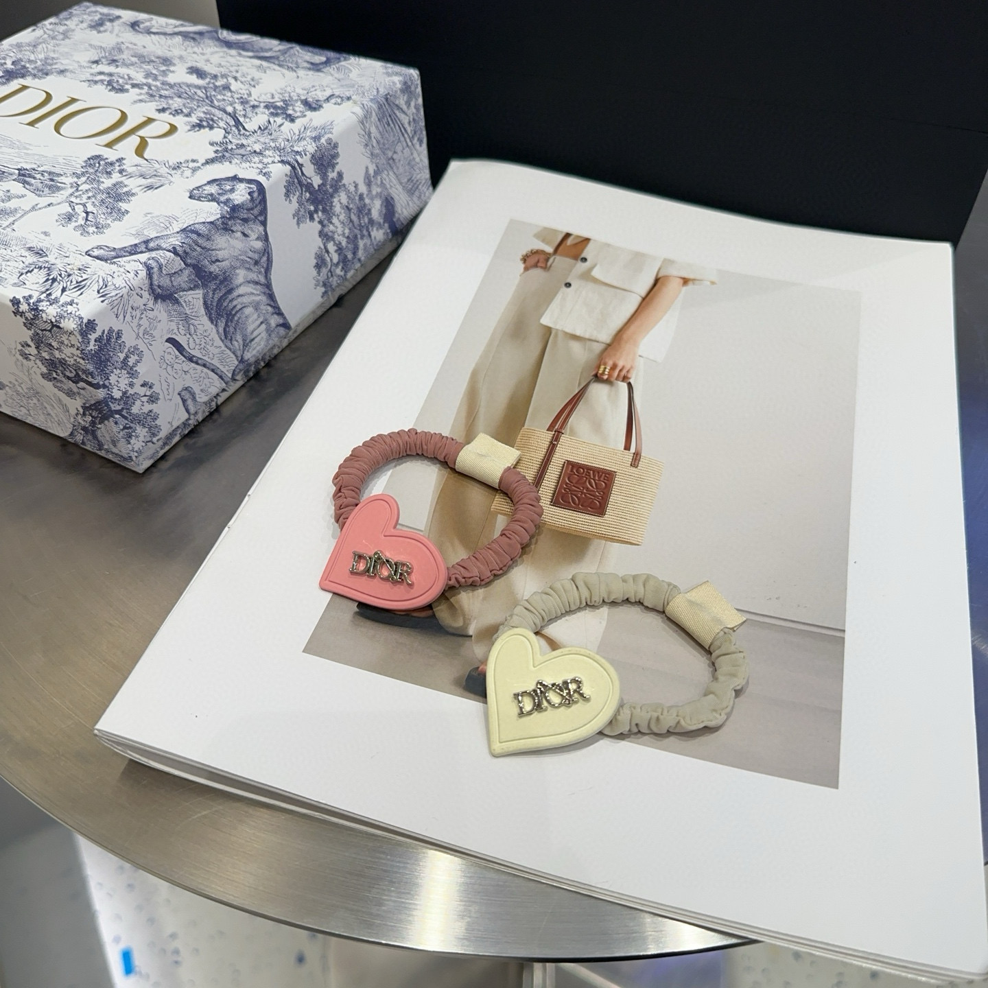 NO:301523,P with packaging box (single) Dior new CD hair ring, simple and practical, fashionable and trendy!  A must-have for fairies...hairpins, hairpins, dior, dior, hairpins19860909P 配包装盒（单个） Dior（迪奥）新款CD发圈,简单实用 时尚潮流！小仙女必备…发夹,发夹,dior,dior,hairpins,accessory