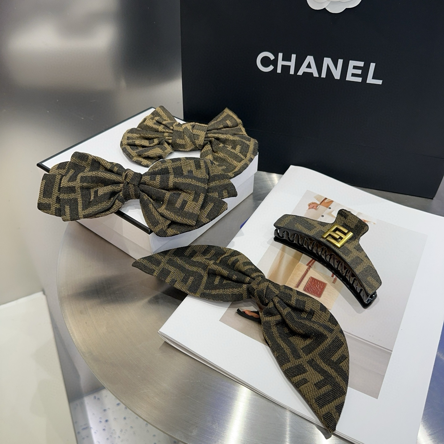 NO:301529,P with packaging box FENDI F grab clip, retro temperament and beauty, simple and versatile!  The young lady closed her eyes and went into...hairpins, hairpins, fendi, fendi, hairpins19860909P 配包装盒 FENDI（芬迪）F抓夹,复古气质美,简约百搭！小姐姐闭眼入…发夹,发夹,fendi,fendi,hairpins,accessory